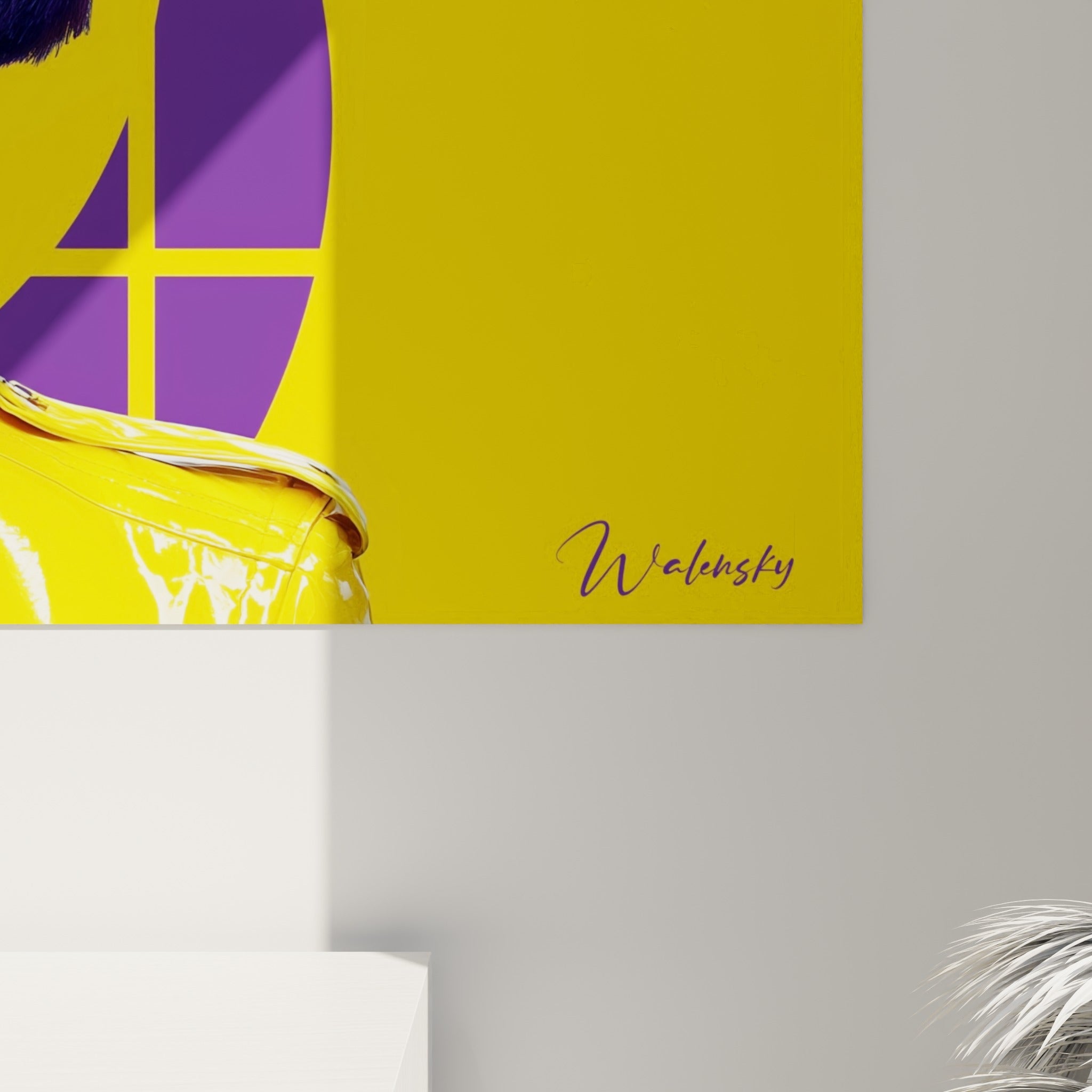 Grain lisse de la surface jaune et violet du Visage de la mode, reflets nets sur la veste brillante et les lèvres pourpres