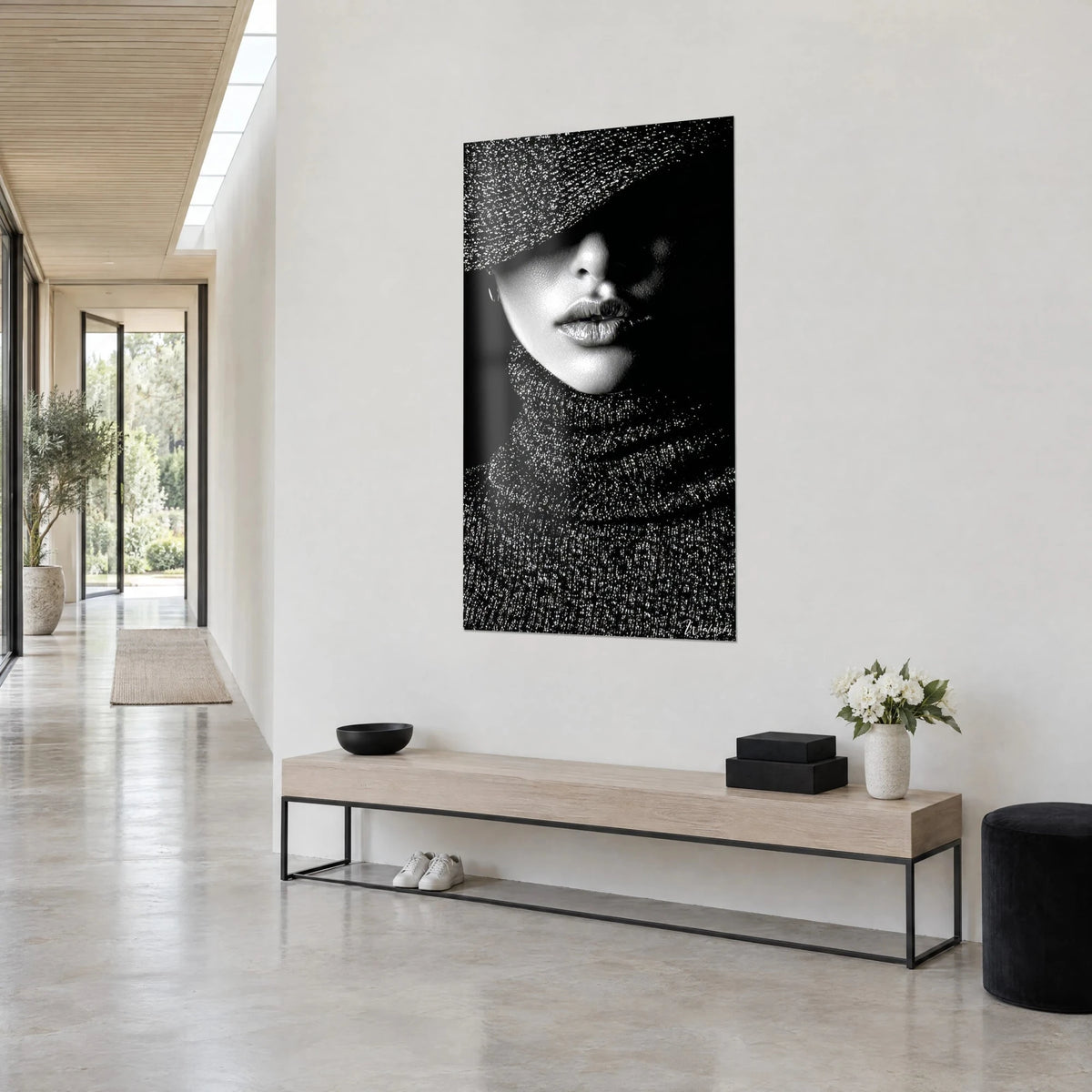 Tableau visage dans l'ombre d'un large chapeau tweed, col roulé pailleté noir et gris, vu de trois-quarts, couloir clair