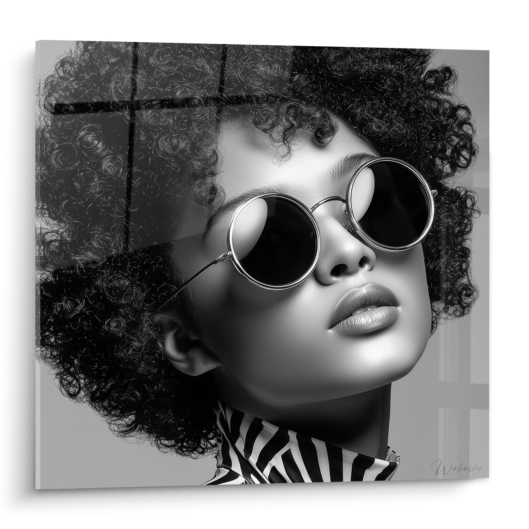 Portrait afro noir et blanc, lunettes rondes argentées, peau grise sculptée, col rayé