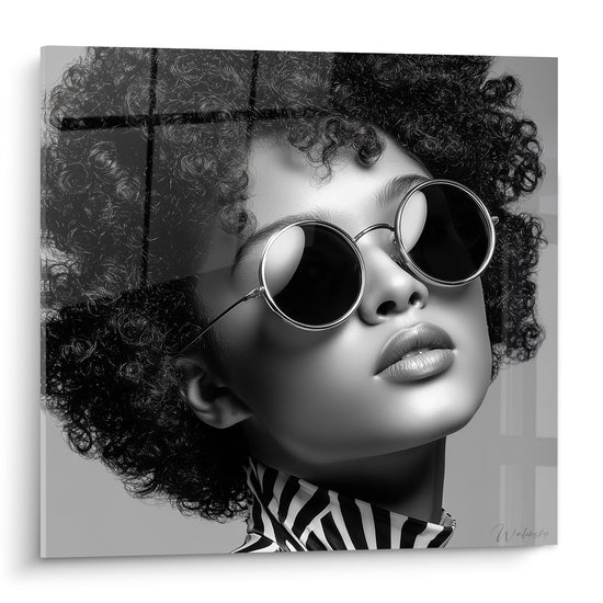 Portrait afro noir et blanc, lunettes rondes argentées, peau grise sculptée, col rayé