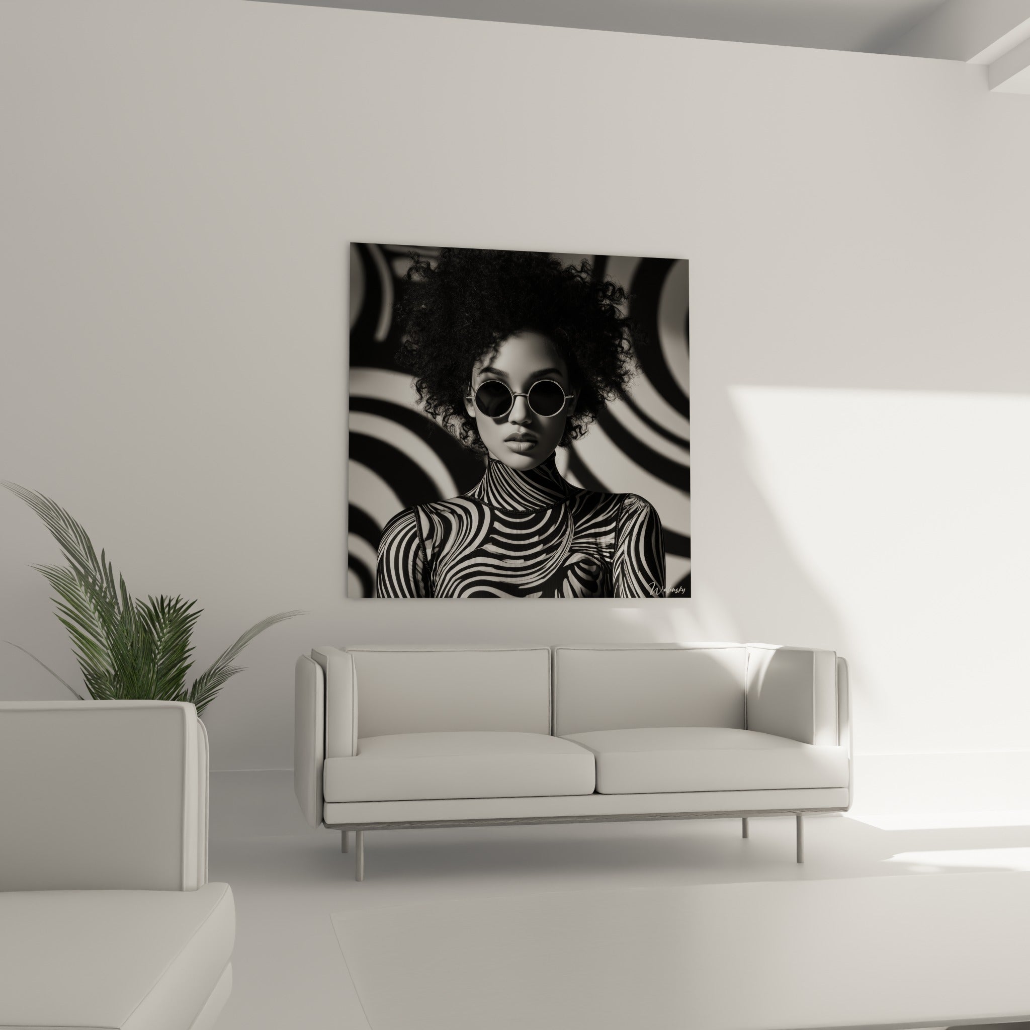 Portrait graphique noir et blanc à col zébré et lunettes rondes, au-dessus d'un canapé dans un salon lumineux