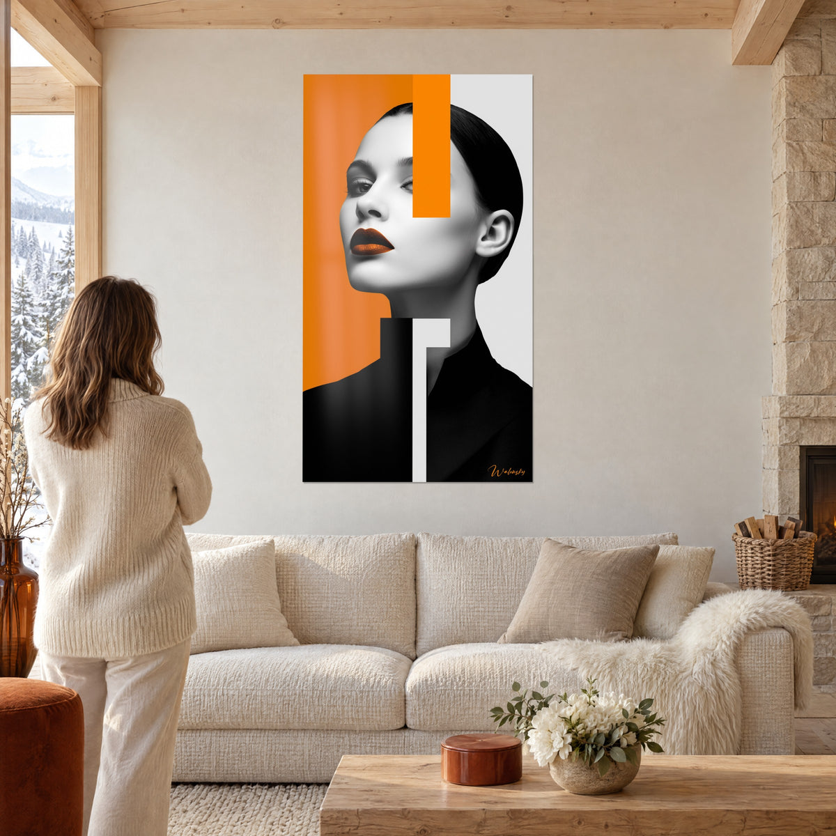 Tableau portrait de femme en noir et blanc, lèvres cuivrées, bandeau orange vif ; une femme de dos au-dessus d'un canapé dans un salon lumineux