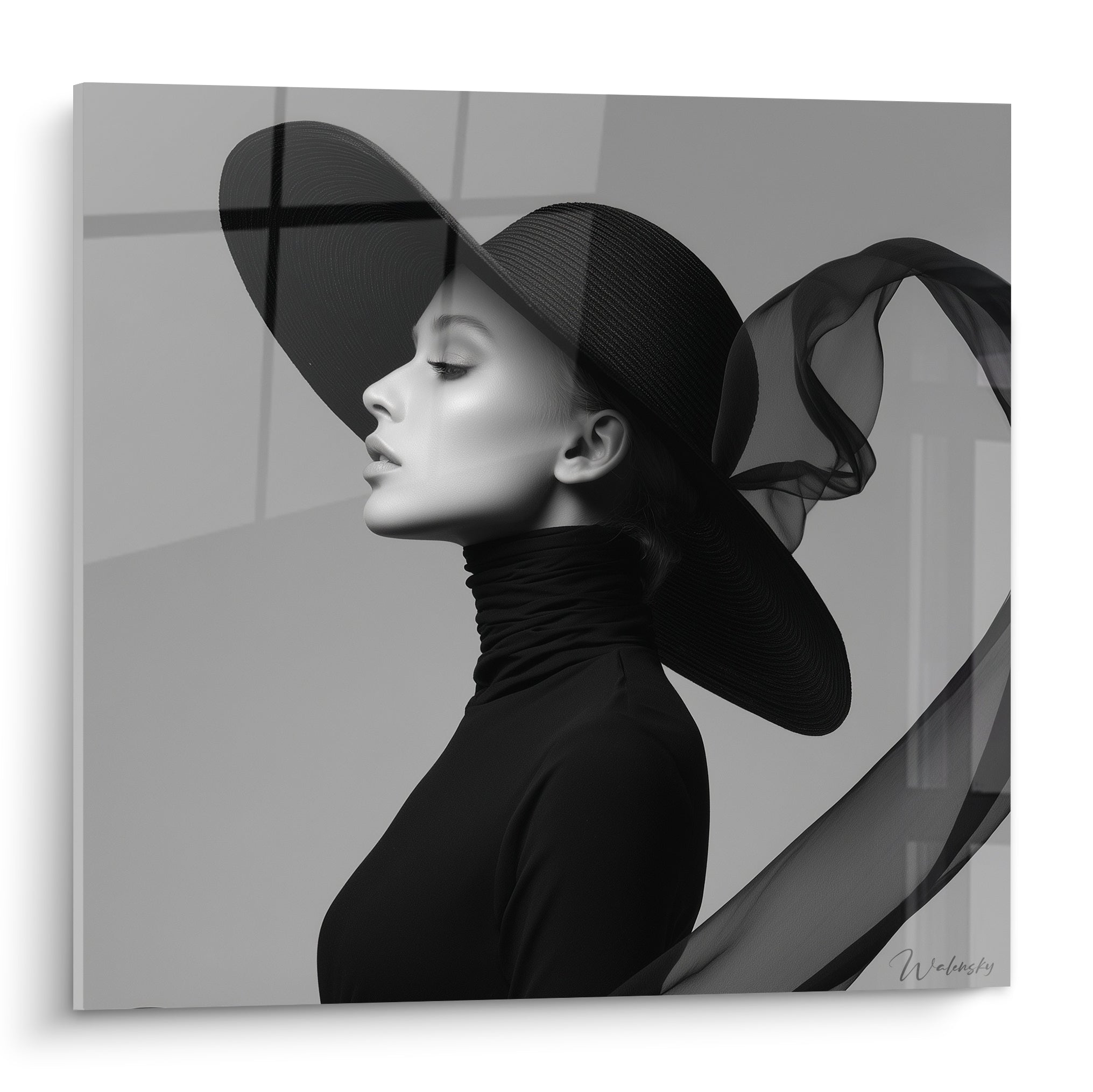 Profil féminin coiffé d'un large chapeau noir, voile de tulle vaporeux, fond gris perle graphique