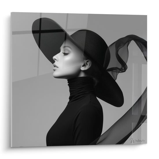 Profil féminin coiffé d'un large chapeau noir, voile de tulle vaporeux, fond gris perle graphique