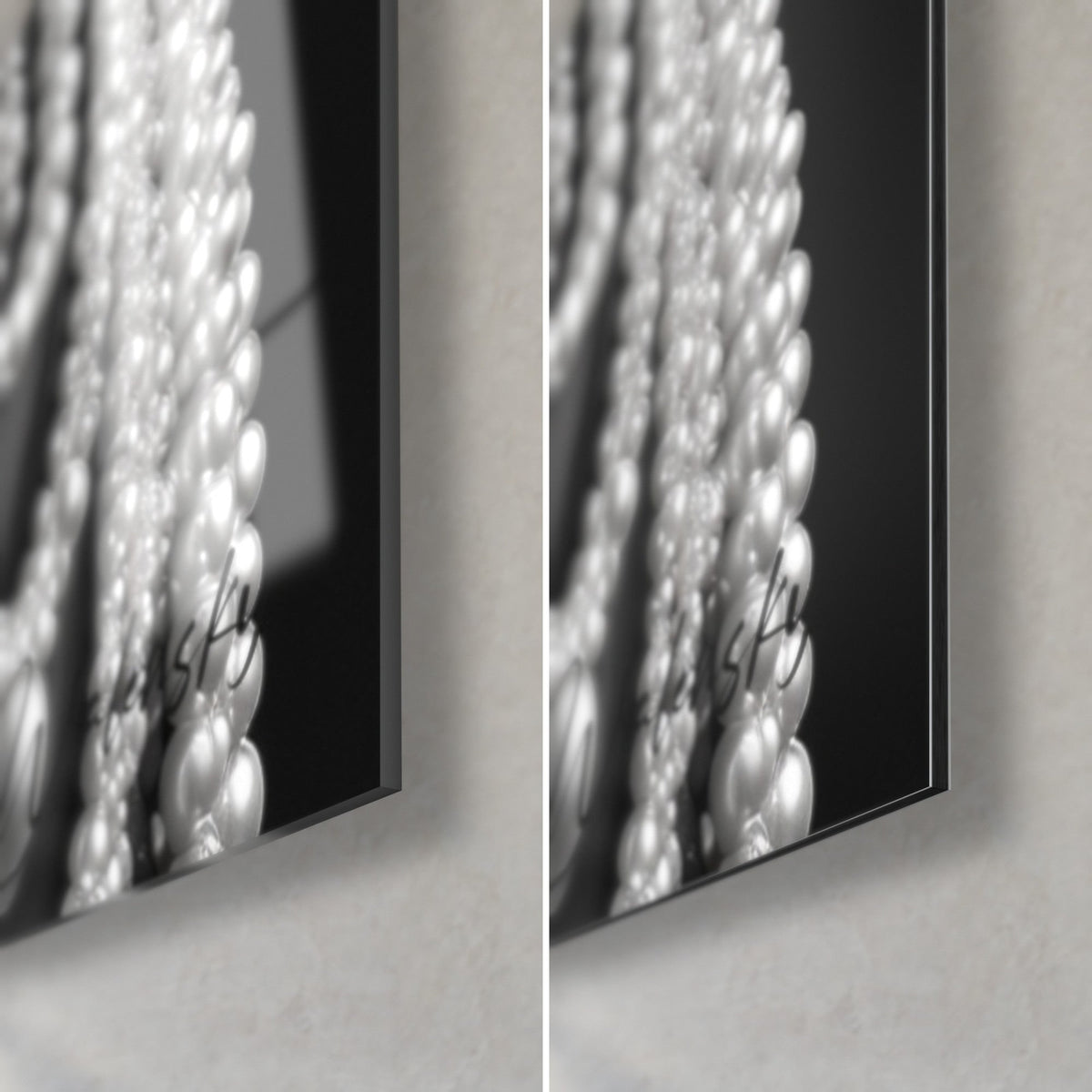 Tableau reine aux perles blanches, coin bas droit : verre acrylique brillant à gauche, Dibond mat gris à droite, tranche noire