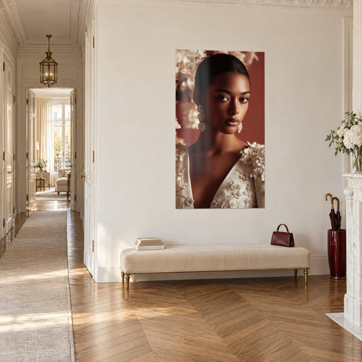 Quadro volto ambrato con orecchini di perle, fiori color crema su sfondo mattone, appeso in un corridoio in parquet stile haussmanniano