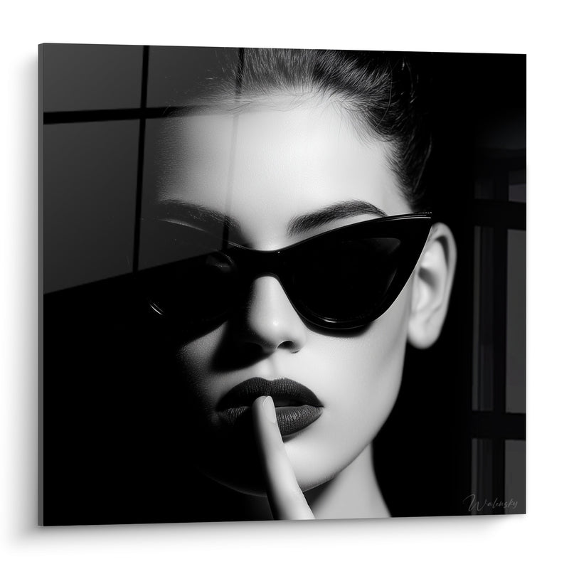 Tableau Visage aux lunettes noires et lèvres sombres - Secret murmuré - Edition Visage noir et blanc