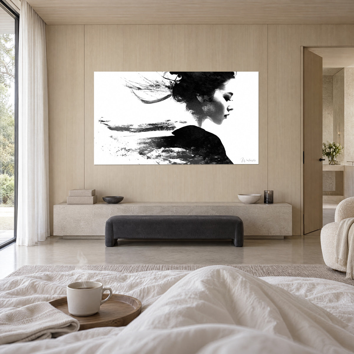 Gemälde Geisha im Profil in Tusche, heller Nacken und schwarze Schulter, graue Pinselstriche, über einem Bett in einem hellen Schlafzimmer