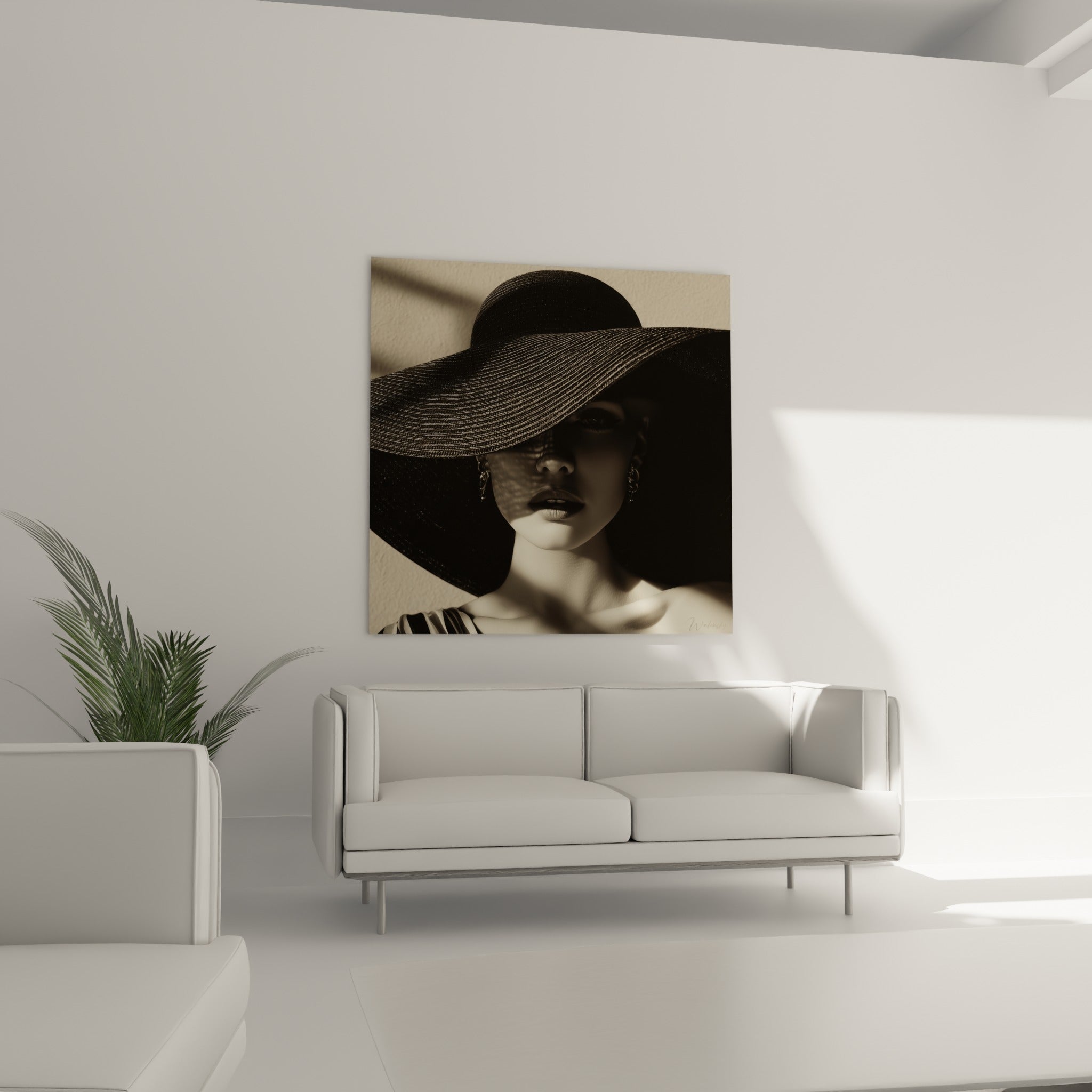 Visage mystérieux sous chapeau anthracite et lèvres sépia, au-dessus d'un canapé dans un salon lumineux