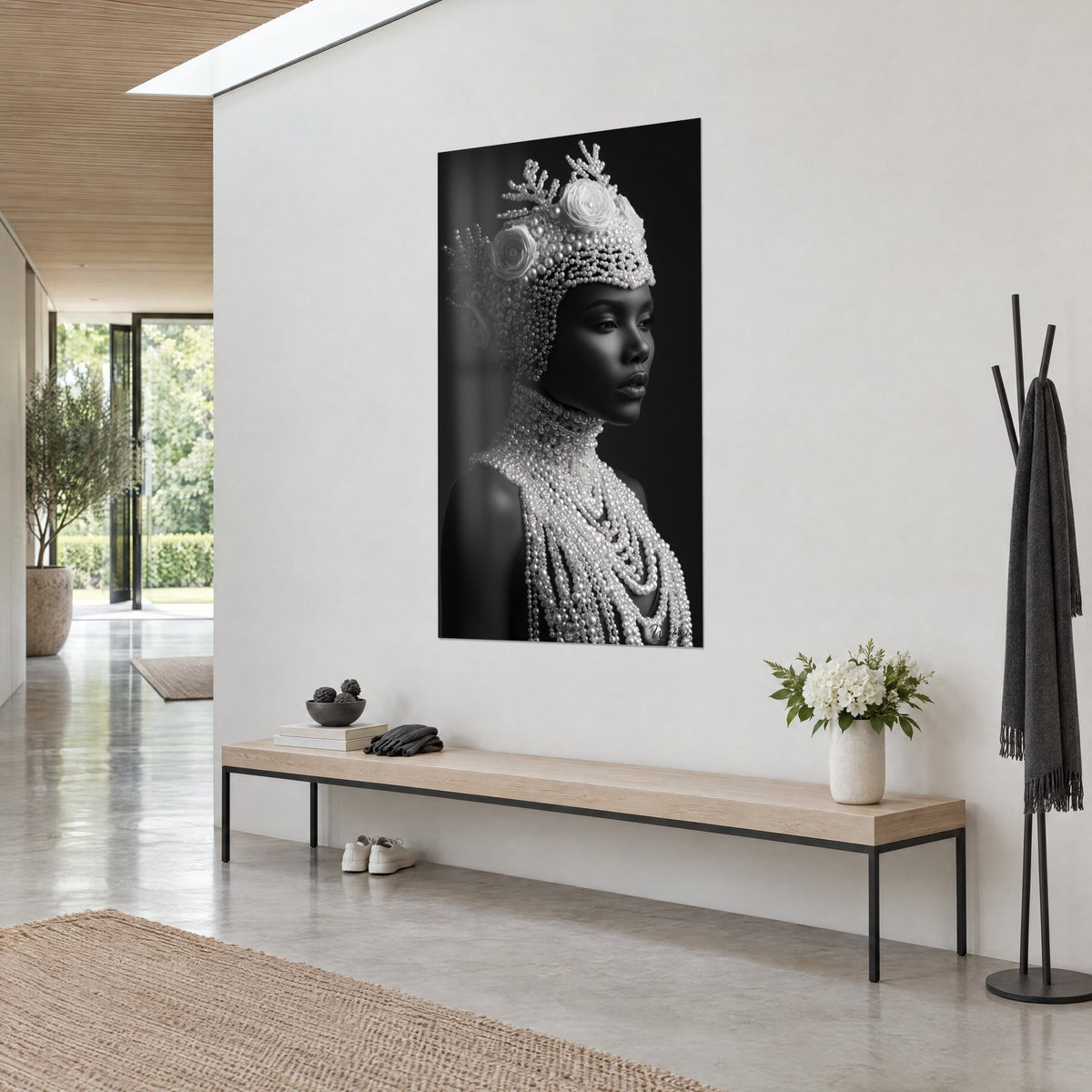 Tableau portrait majestueux sous un voile de perles ivoire et roses blanches, fond noir, banc en bois et fleurs blanches
