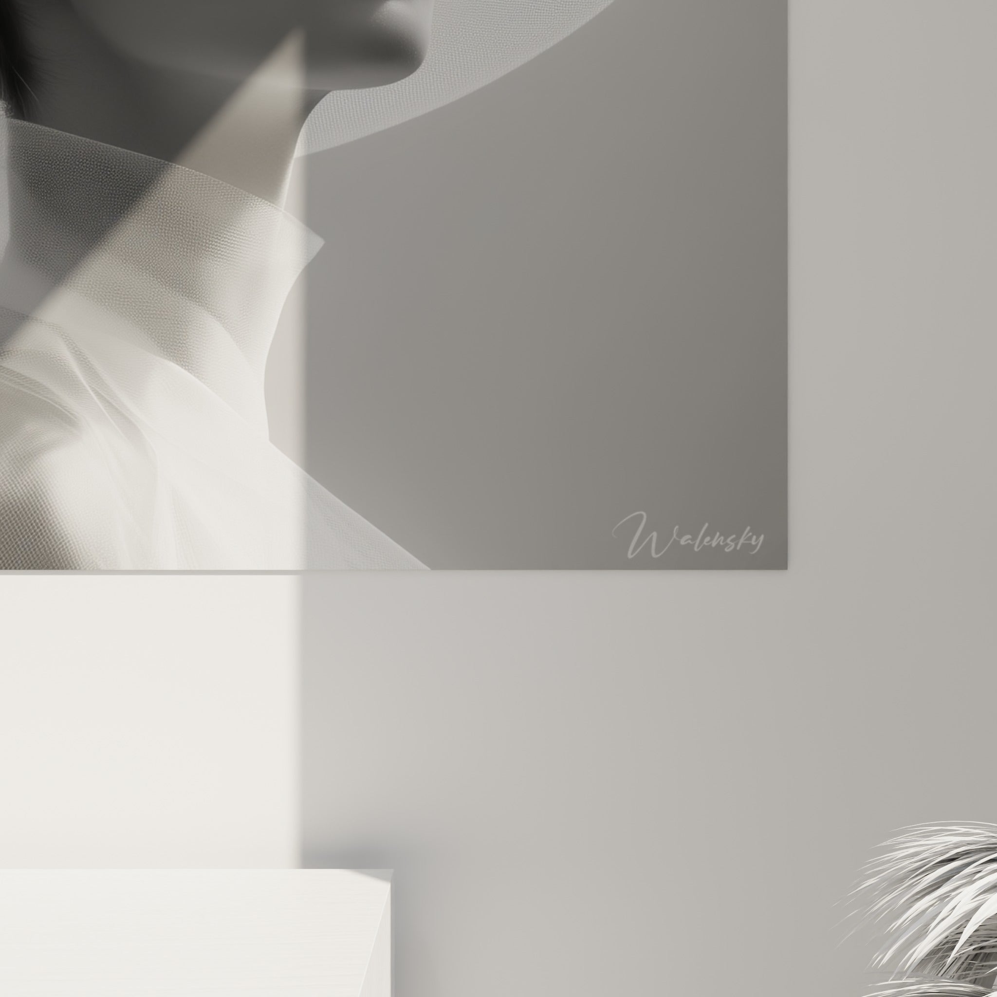 Texture du tulle blanc et grain de peau anthracite visibles de près, plis et transparence du voile