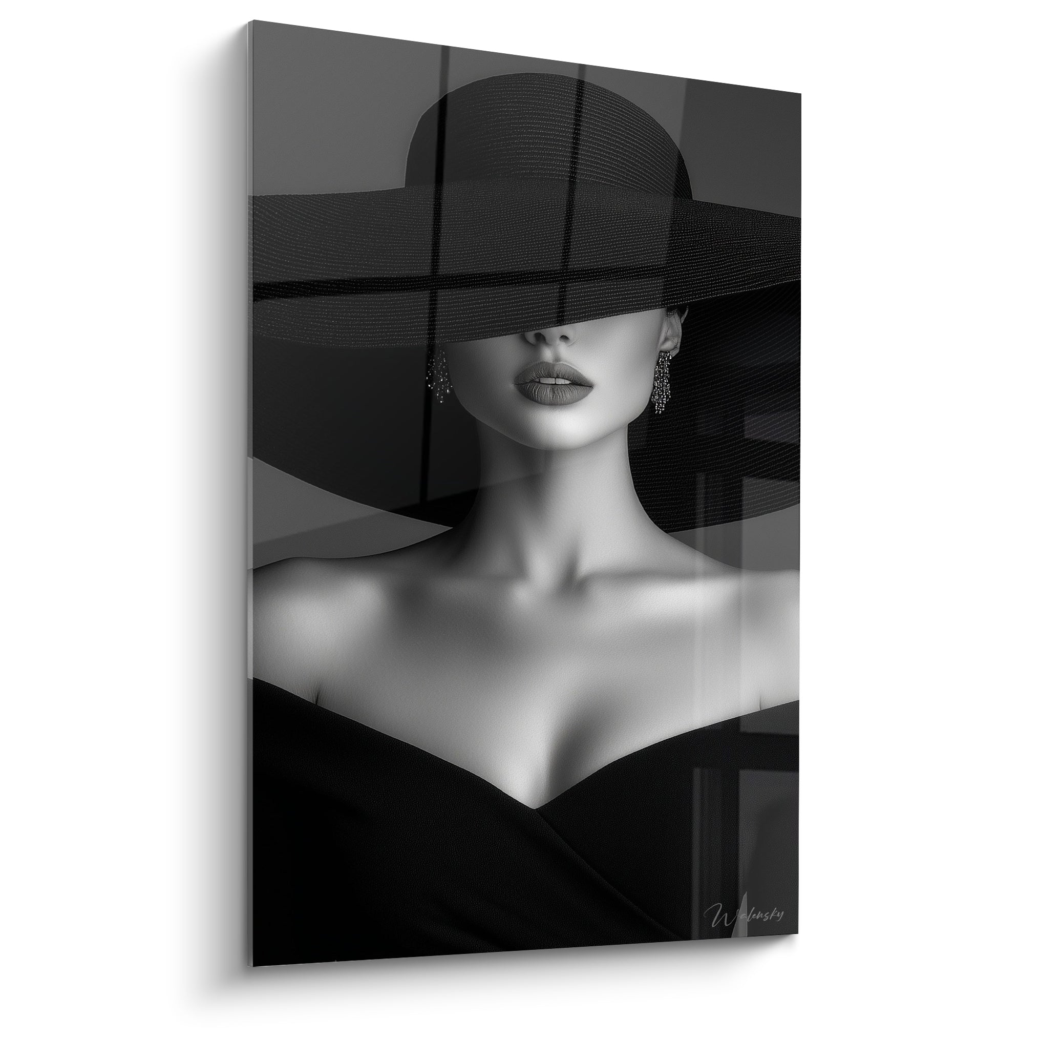 Femme au chapeau noir et blanc, lèvres nues, épaules dénudées, contraste anthracite et perle