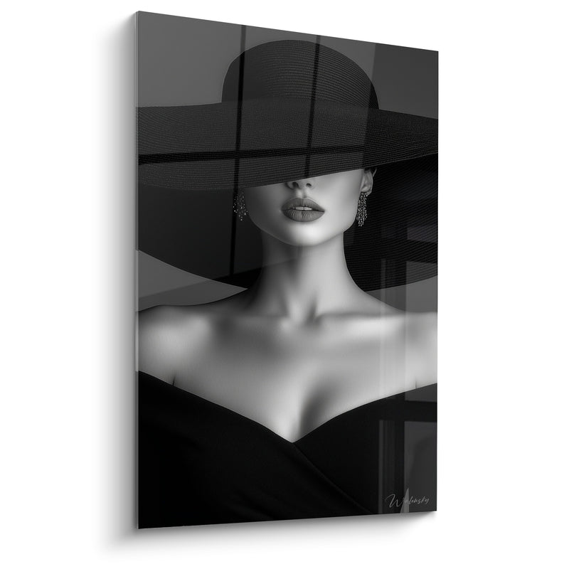 Tableau Chapeau immense noir et blanc robe drapée - Boucles d'oreilles pendantes - Edition Visage noir et blanc