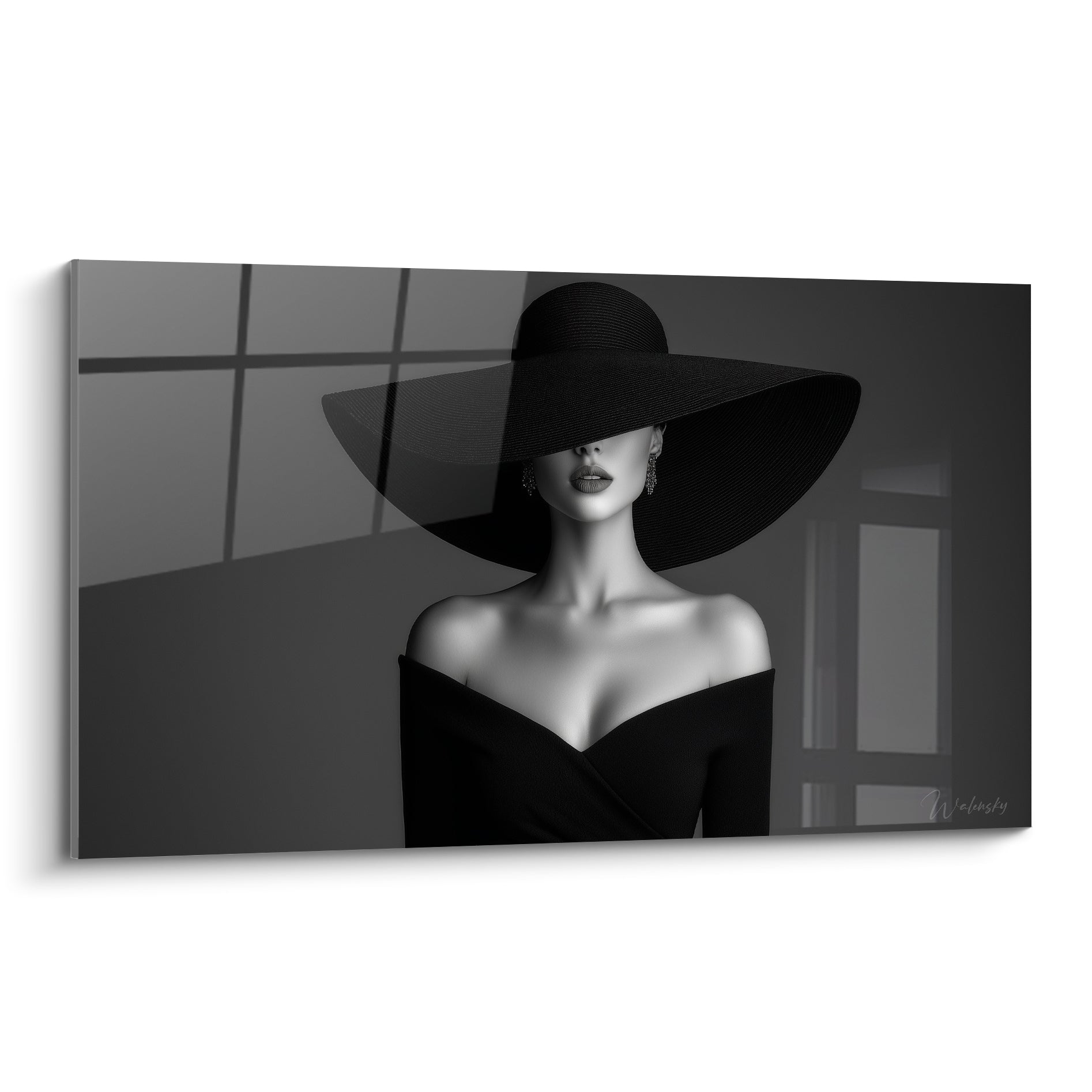 Silhouette féminine au chapeau noir immense, épaules nues, fond gris architectural en Visage noir et blanc