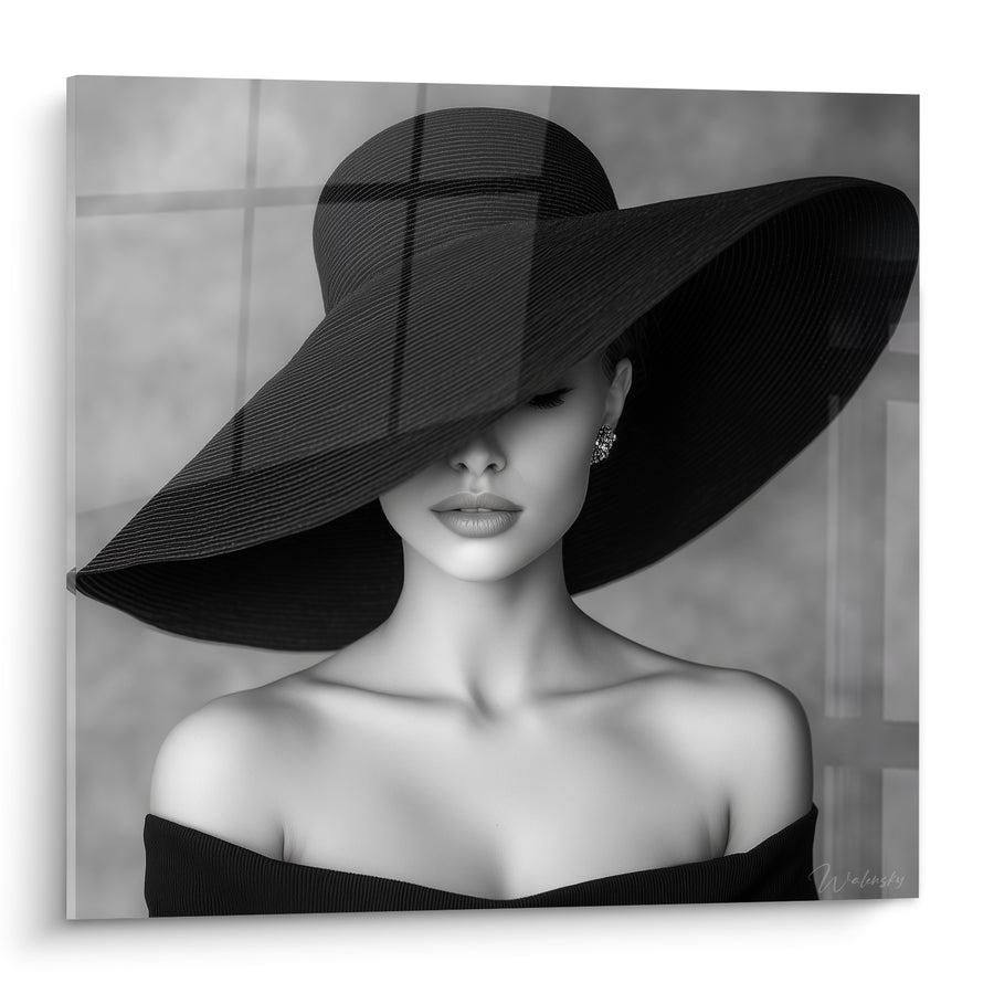 Dipinto Cappello enorme nero e grigio spalle nude - Orecchino scintillante - Edizione Volto in bianco e nero