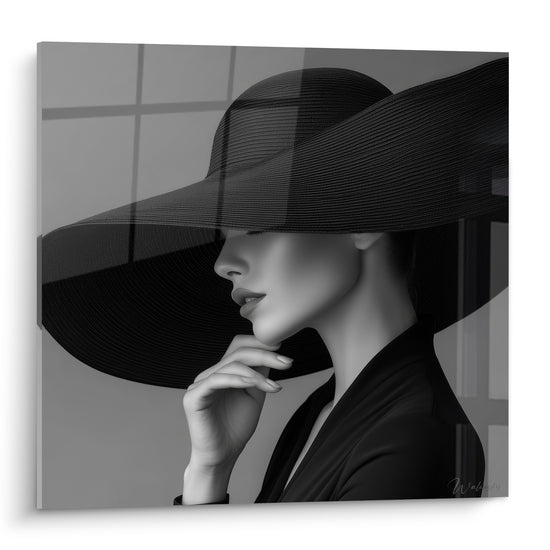 Femme au chapeau noir large, profil discret, contrastes gris perle et noir profond intenses