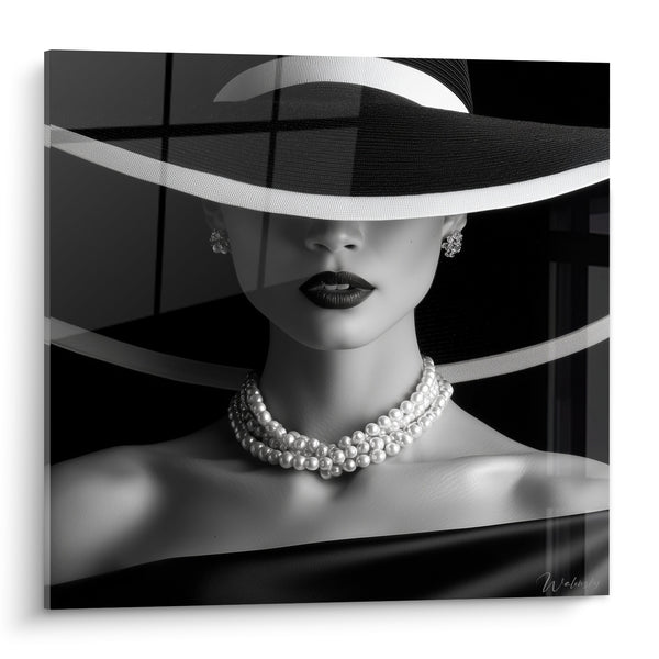 Gemälde Frau mit schwarzem Hut und weißen Perlen - Verschwundene Eleganz - Schwarzweiß-Gesichtsedition