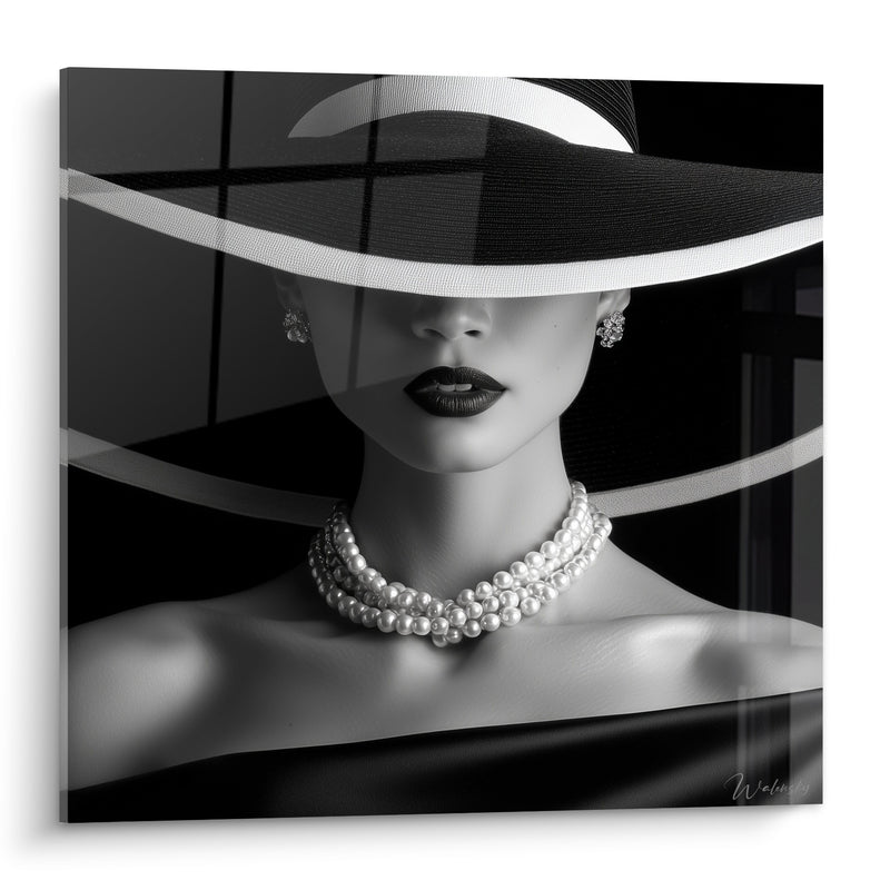 Tableau Femme au chapeau noir et perles blanches - Élégance dérobée - Edition Visage noir et blanc