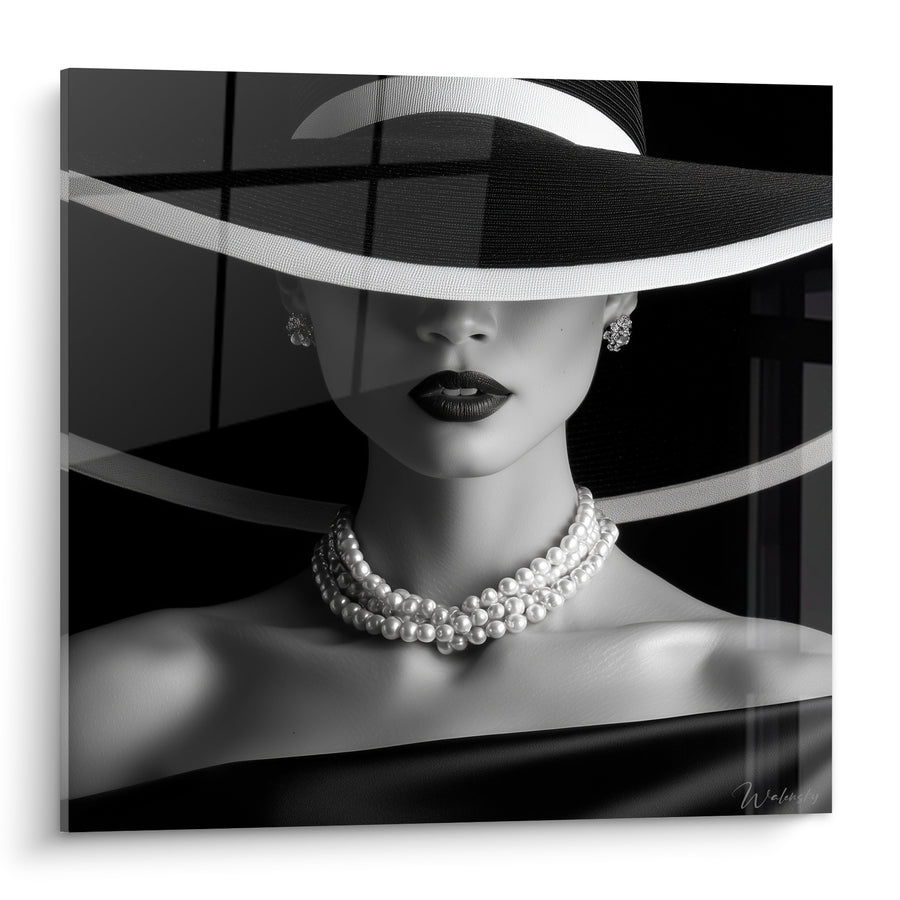Dipinto Donna con Cappello Nero e Perle Bianche - Eleganza Svelata - Edizione Volto Bianco e Nero
