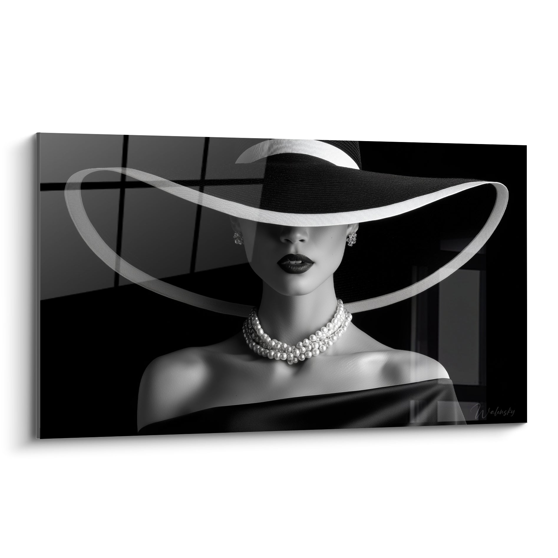 Femme au large chapeau noir et blanc, collier de perles, portrait raffiné en noir profond
