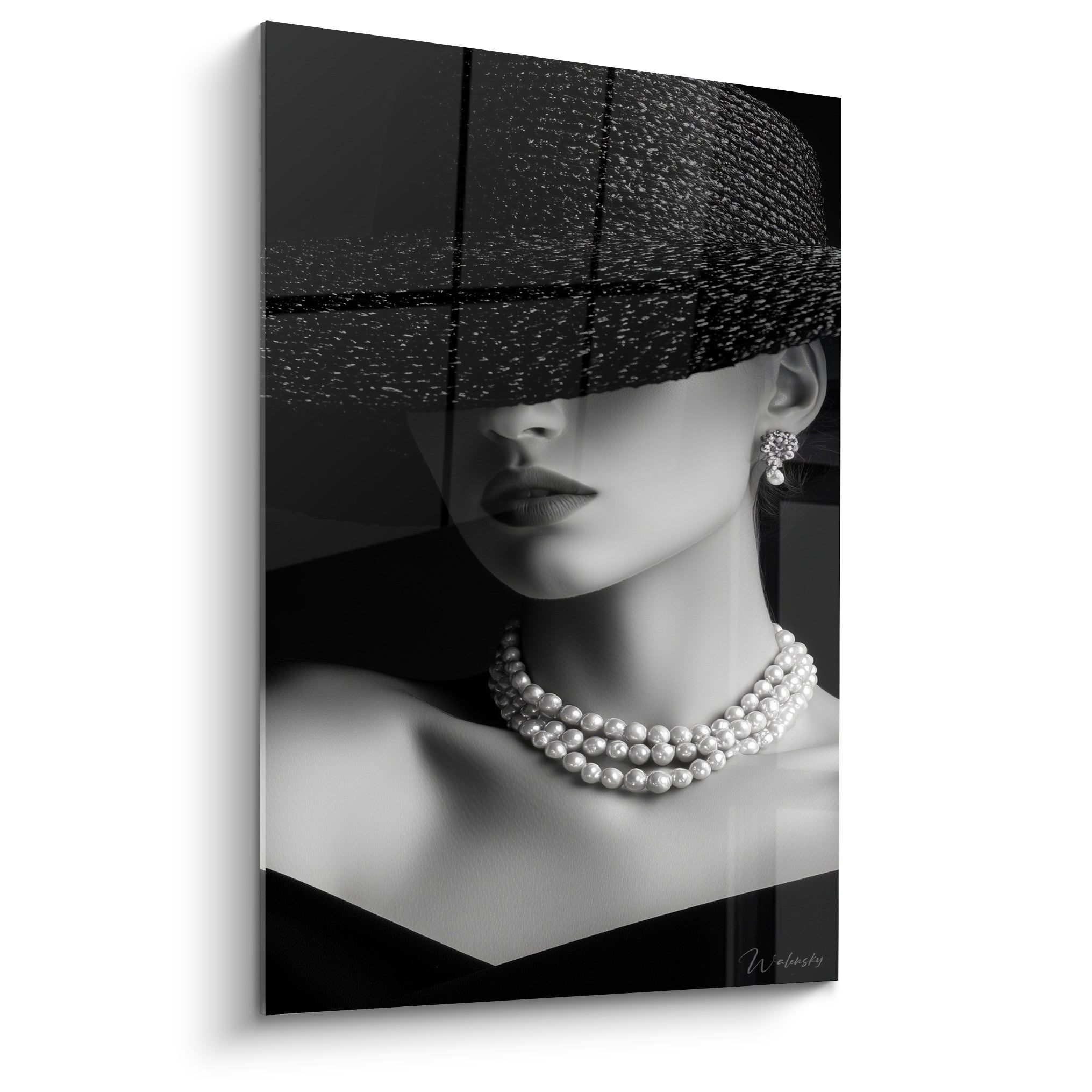 Visage noir et blanc au chapeau texturé, collier de perles nacrées et bouche dessinée