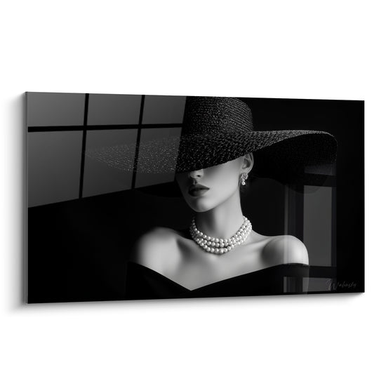Femme au chapeau noir tressé et collier de perles blanches, portrait graphique en noir et blanc