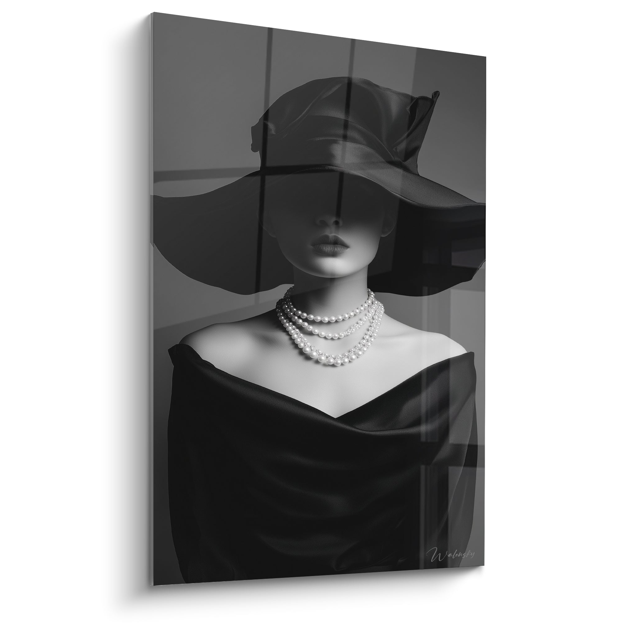 Femme au large chapeau noir et collier de perles blanches, portrait anthracite raffiné