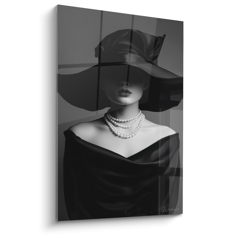 Tableau Chapeau souple noir et blanc collier de perles multirang - Épaule dénudée satinée - Edition Visage noir et blanc