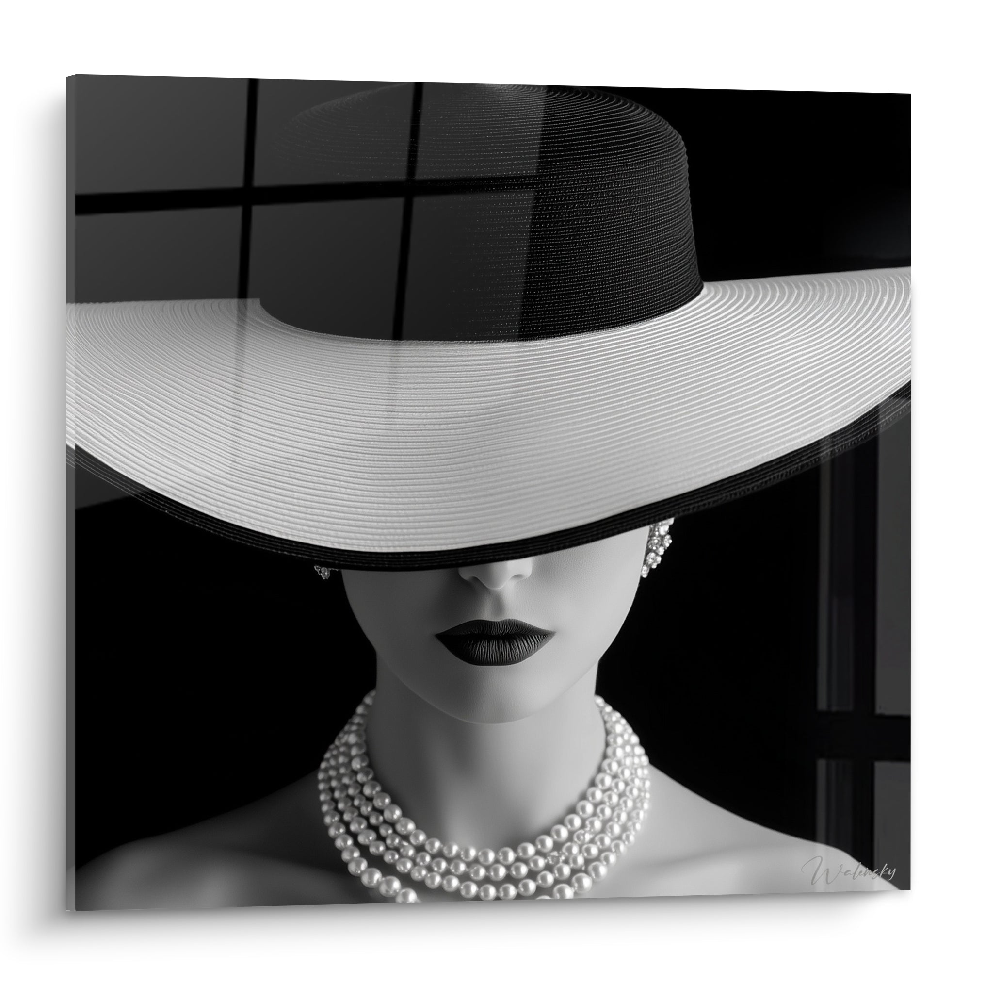Visage noir et blanc sous chapeau anthracite, collier de perles, lèvres sombres, style graphique