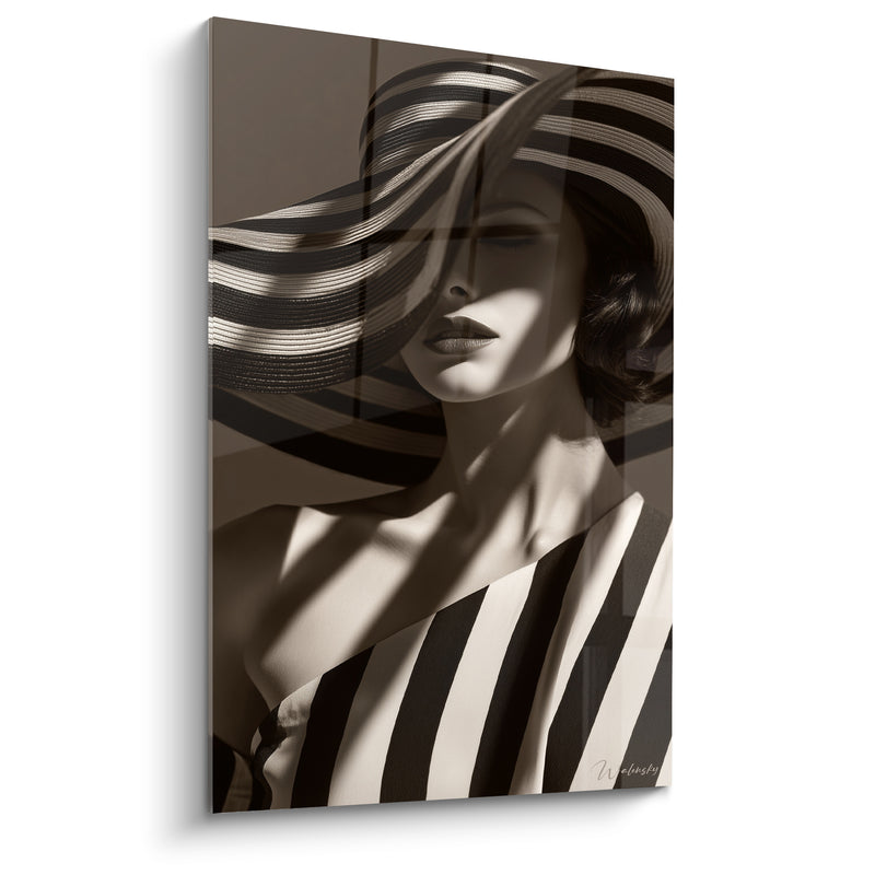 Tableau Chapeau à larges rayures brunes et blanches sur épaule dénudée - Robe rayée diagonale - Edition Visage noir et blanc