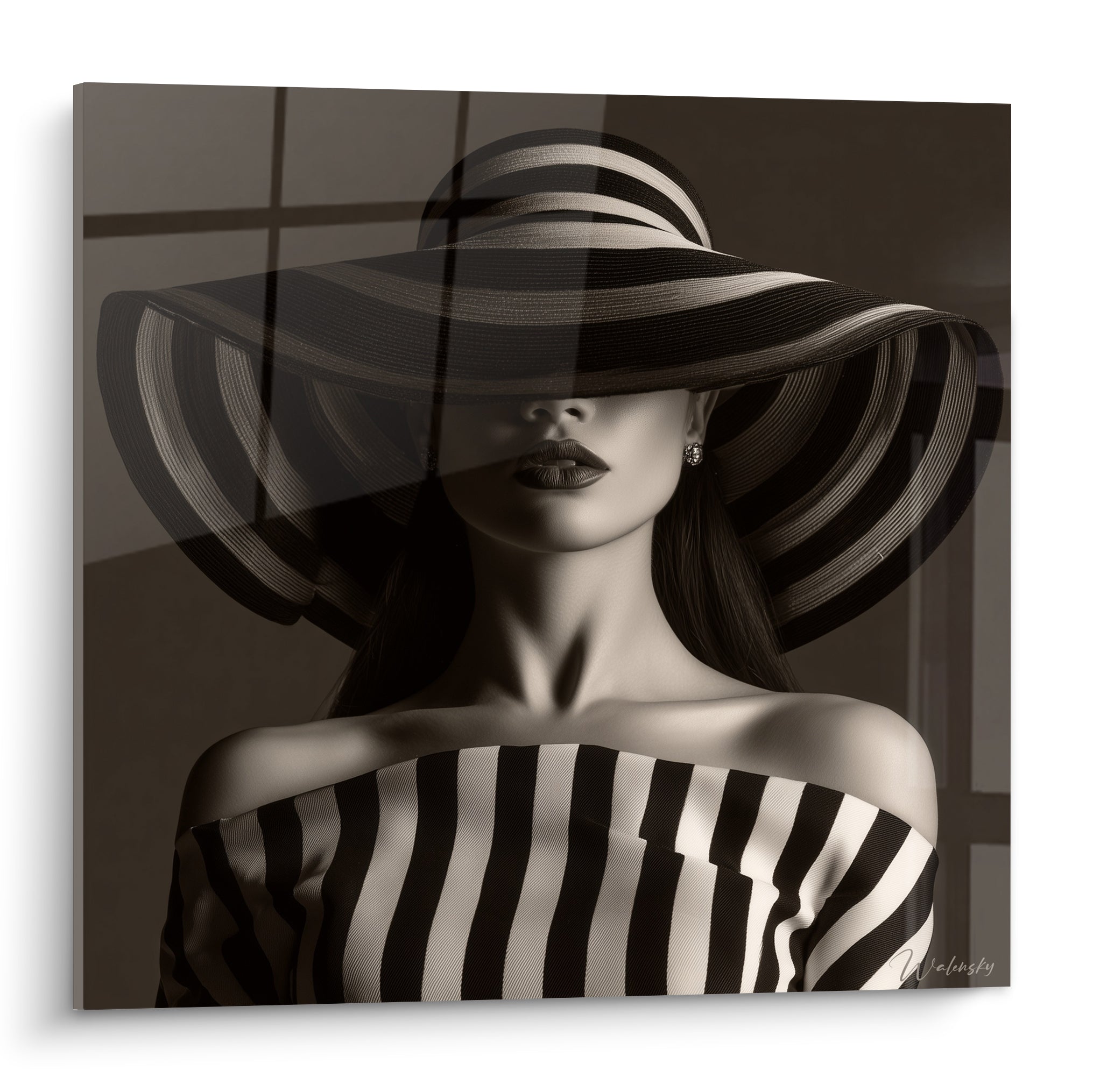 Portrait sépia d'une femme au chapeau rayé noir et ivoire, lèvres découvertes, allure graphique