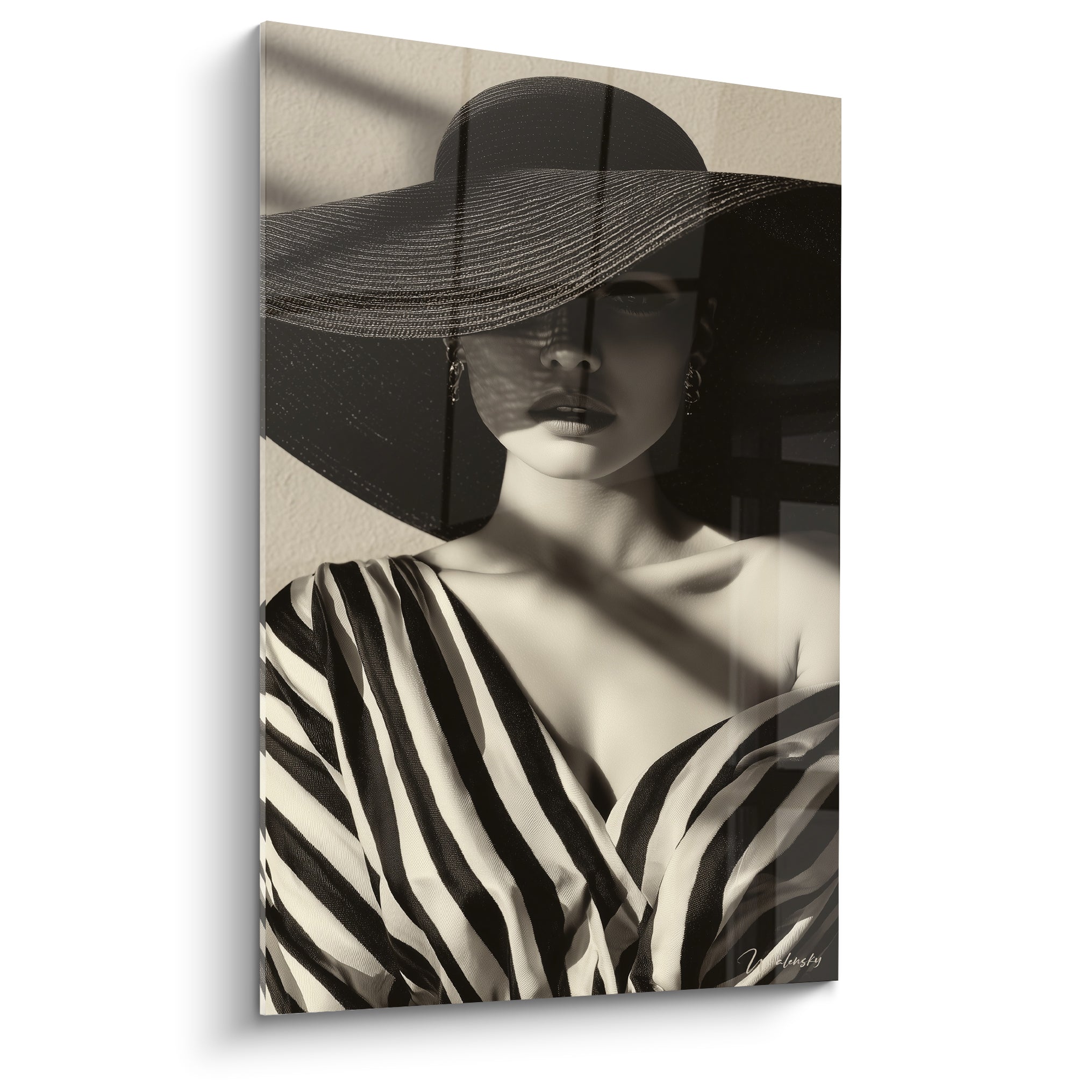 Femme au large chapeau noir tressé et robe rayée beige, portrait sensuel en clair-obscur