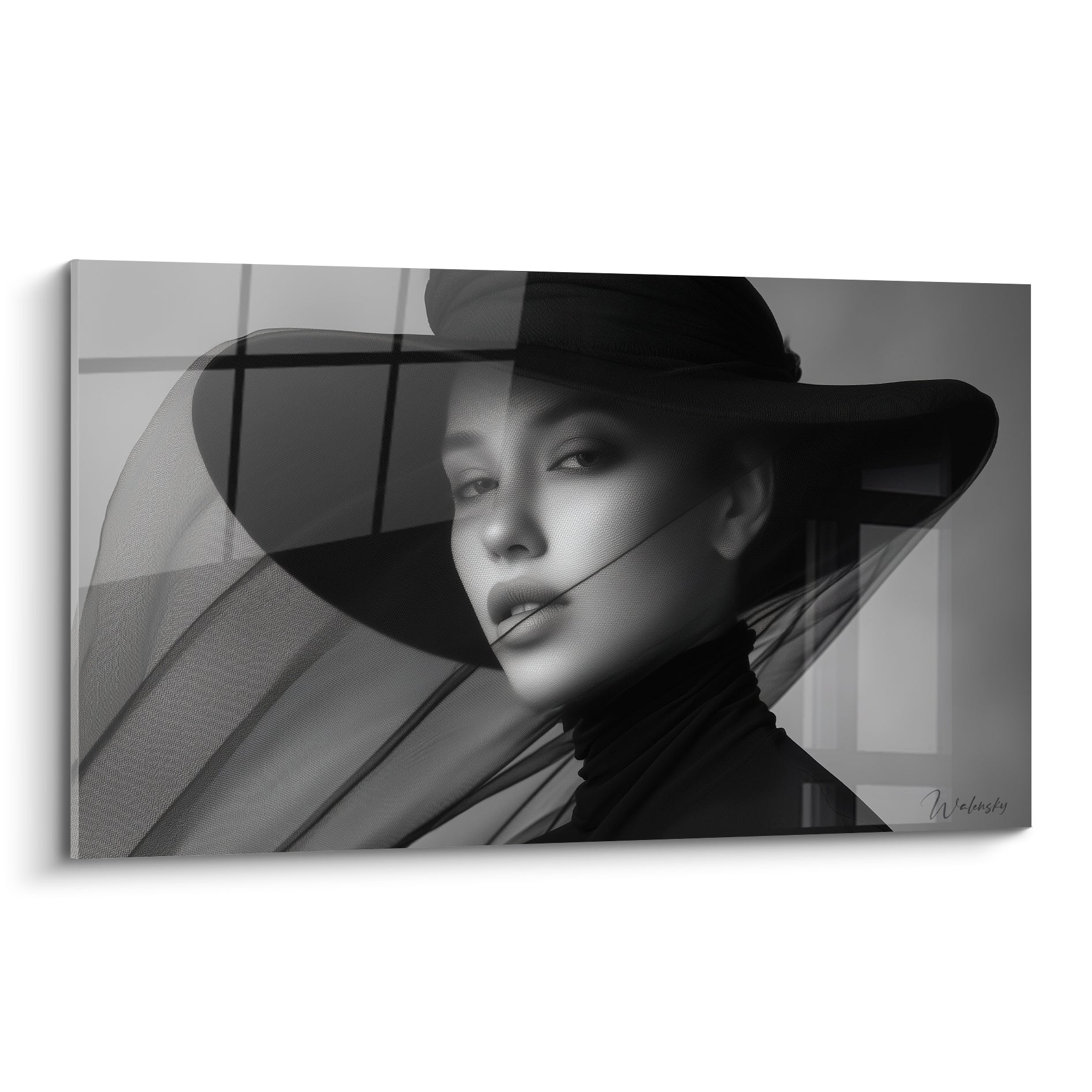 Femme au chapeau noir et voile transparent, portrait en noir et blanc contrasté