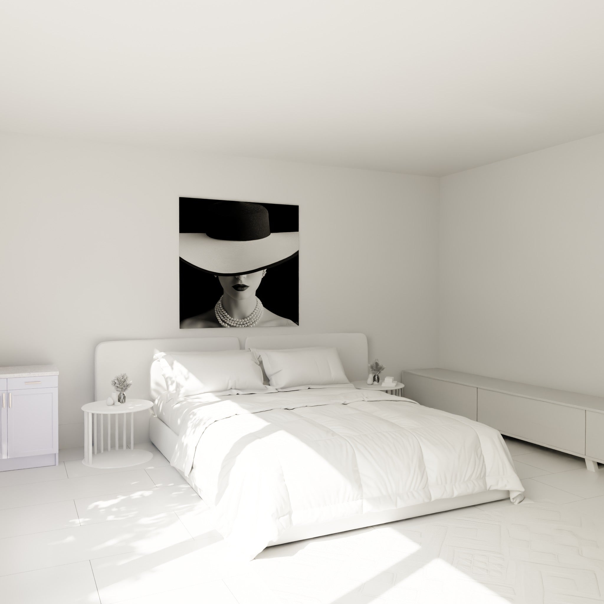 Femme au chapeau blanc perle et collier nacré, visage noir et blanc au-dessus d'un lit dans une chambre claire