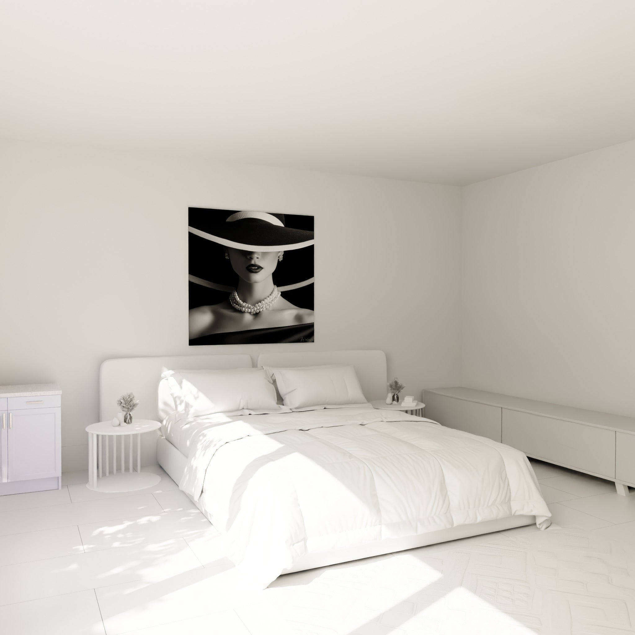 Visage noir et blanc masqué par un chapeau, perles blanches au cou, au-dessus d'un lit dans une chambre claire