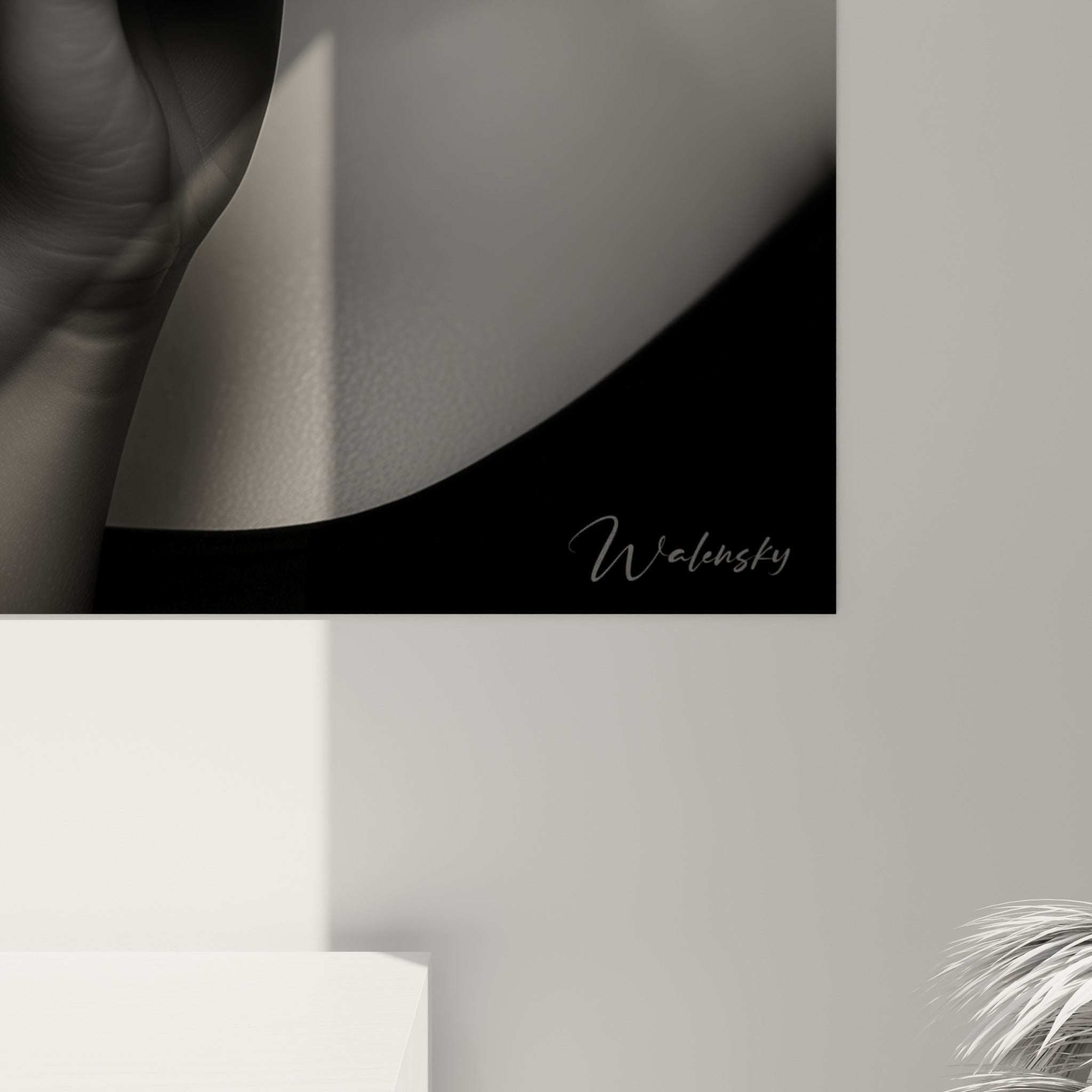Détail du visage et de la main gantée de lumière, grain photographique noir anthracite et blanc nacré visible de près