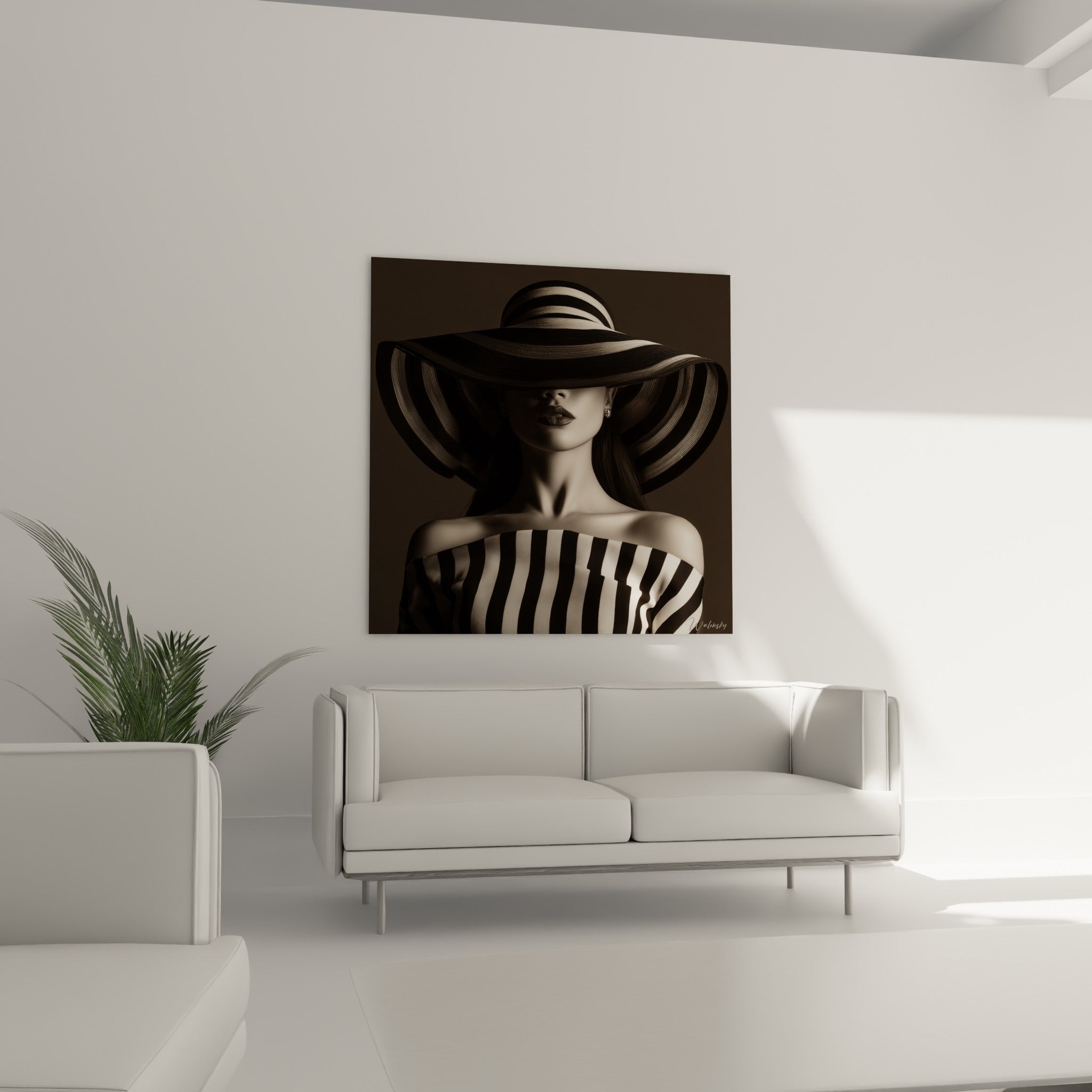 Silhouette sépia à l'épaule dénudée sous un chapeau strié noir et blanc, au-dessus d'un canapé dans un salon lumineux