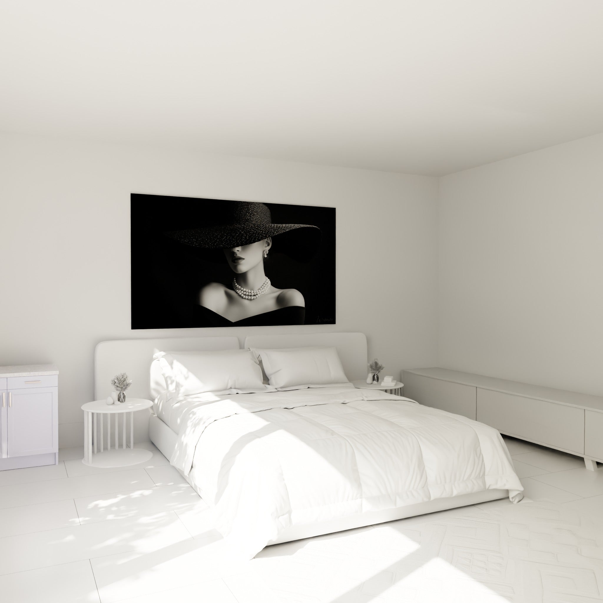 Silhouette élégante au chapeau anthracite et perles nacrées, accrochée au-dessus d'un lit dans une chambre claire