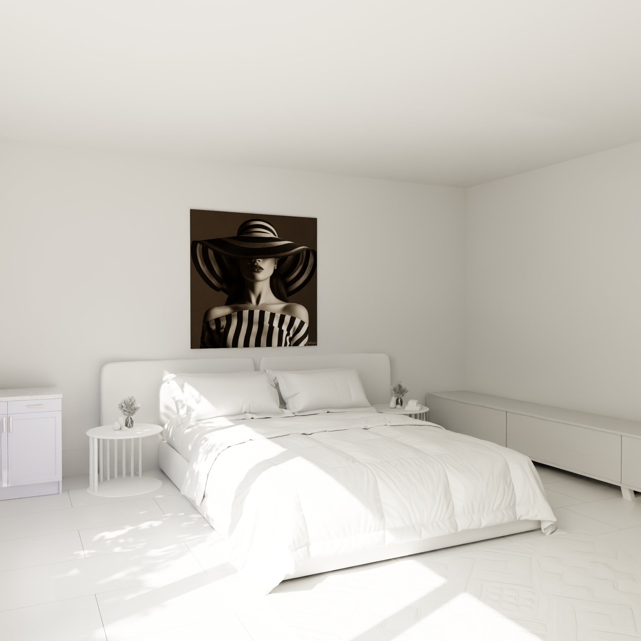 Femme au chapeau rayé anthracite, regard voilé, accrochée au-dessus d'un lit dans une chambre claire