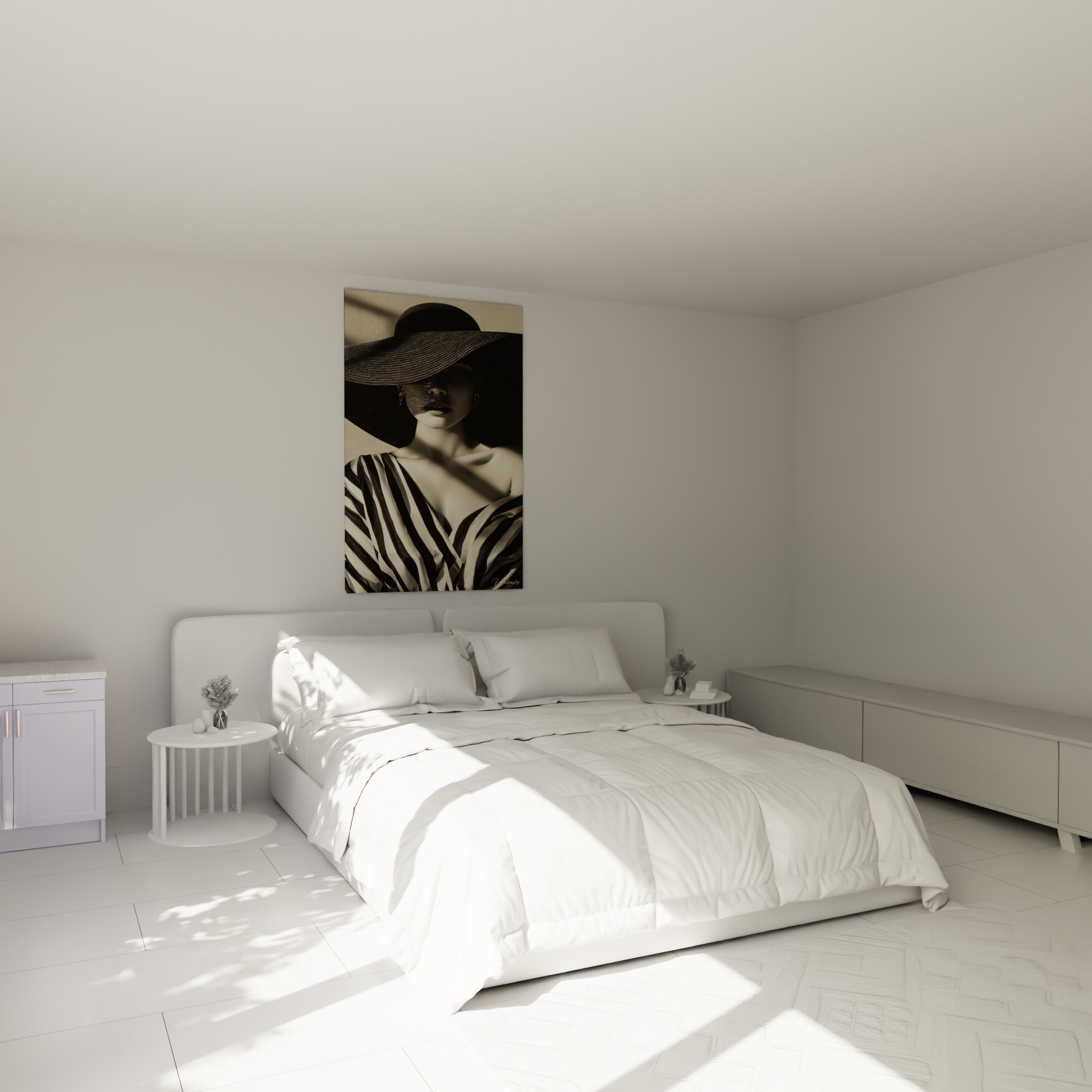 Silhouette voilée par un chapeau anthracite et drapé rayé beige, au-dessus d'un lit dans une chambre claire
