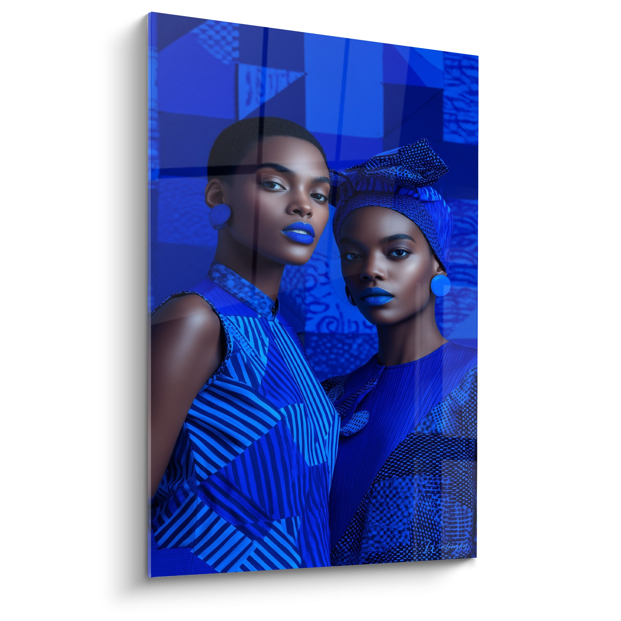 Visage noir et blanc revisité : deux femmes africaines en bleu roi et bleu marine, motifs graphiques