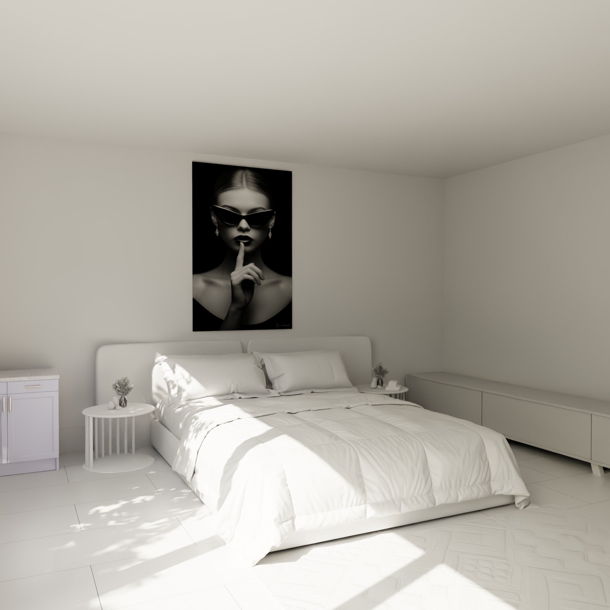 Silhouette au geste de silence, contrastes noir profond et blanc, au-dessus d'un lit dans une chambre claire