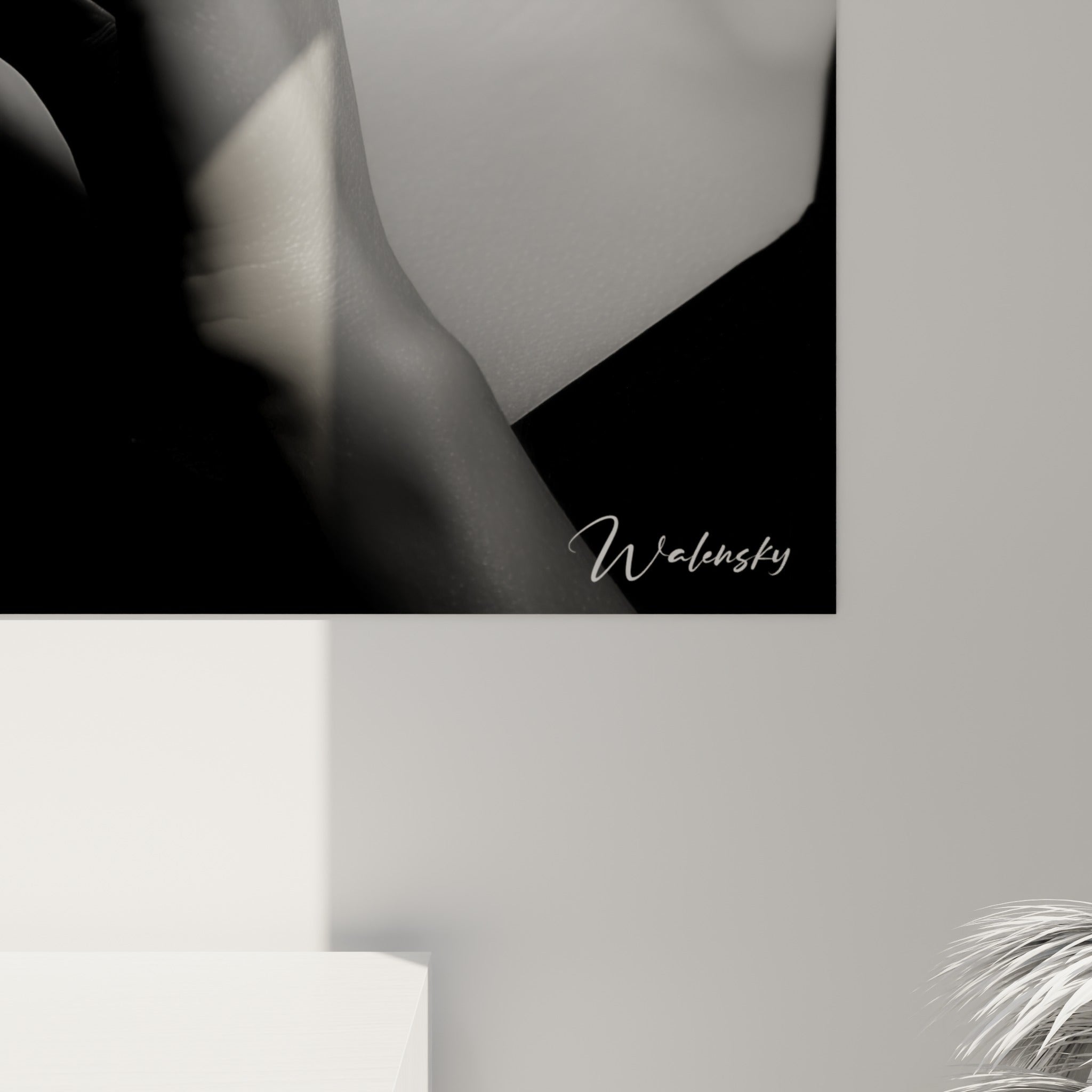 Grain photographique visible sur la peau blanche et les lèvres sombres de ce tableau Visage noir et blanc