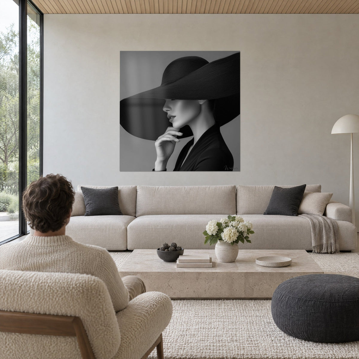 Gemälde Frau im Profil unter einem riesigen schwarzen Hut, rosige Lippen, perlgrau, über einem Sofa in einem hellen Wohnzimmer