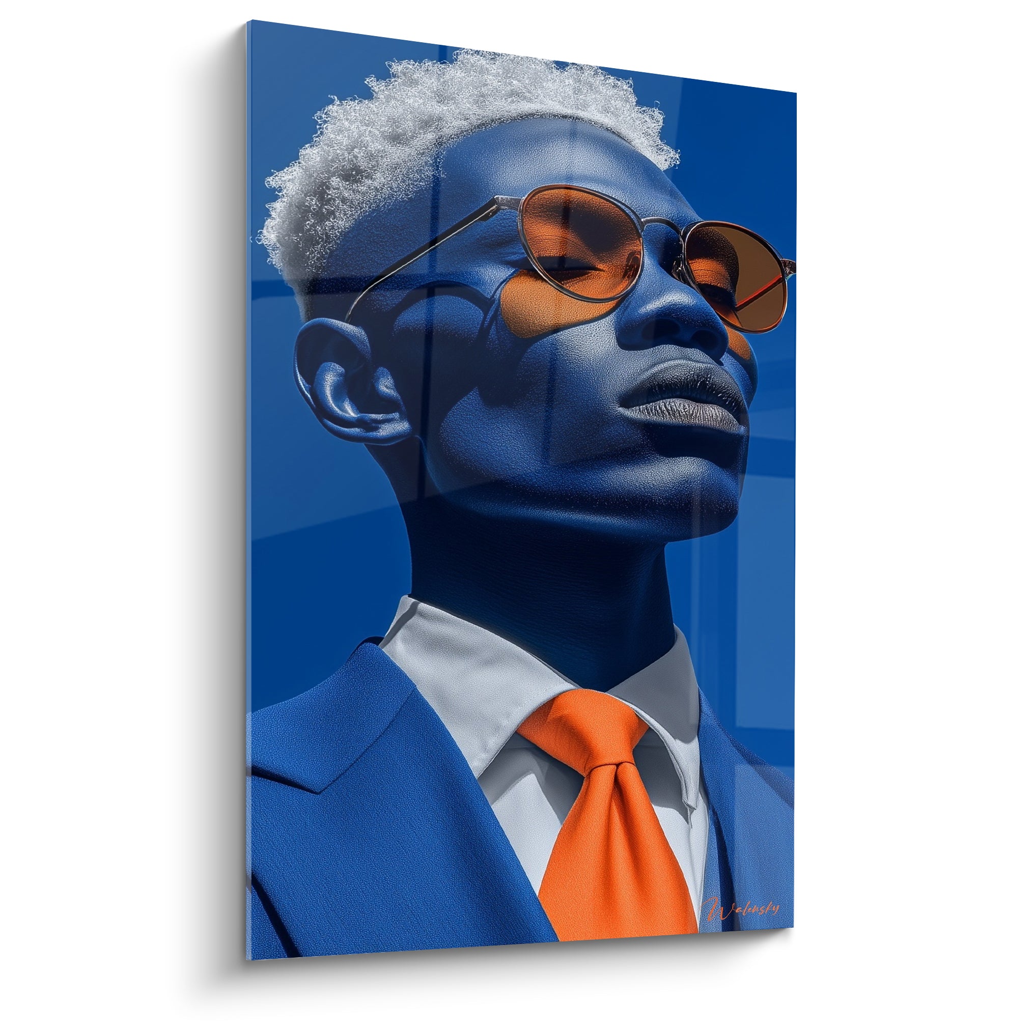 Homme au costume bleu roi et cravate orange, lunettes teintées, portrait sculptural saisissant