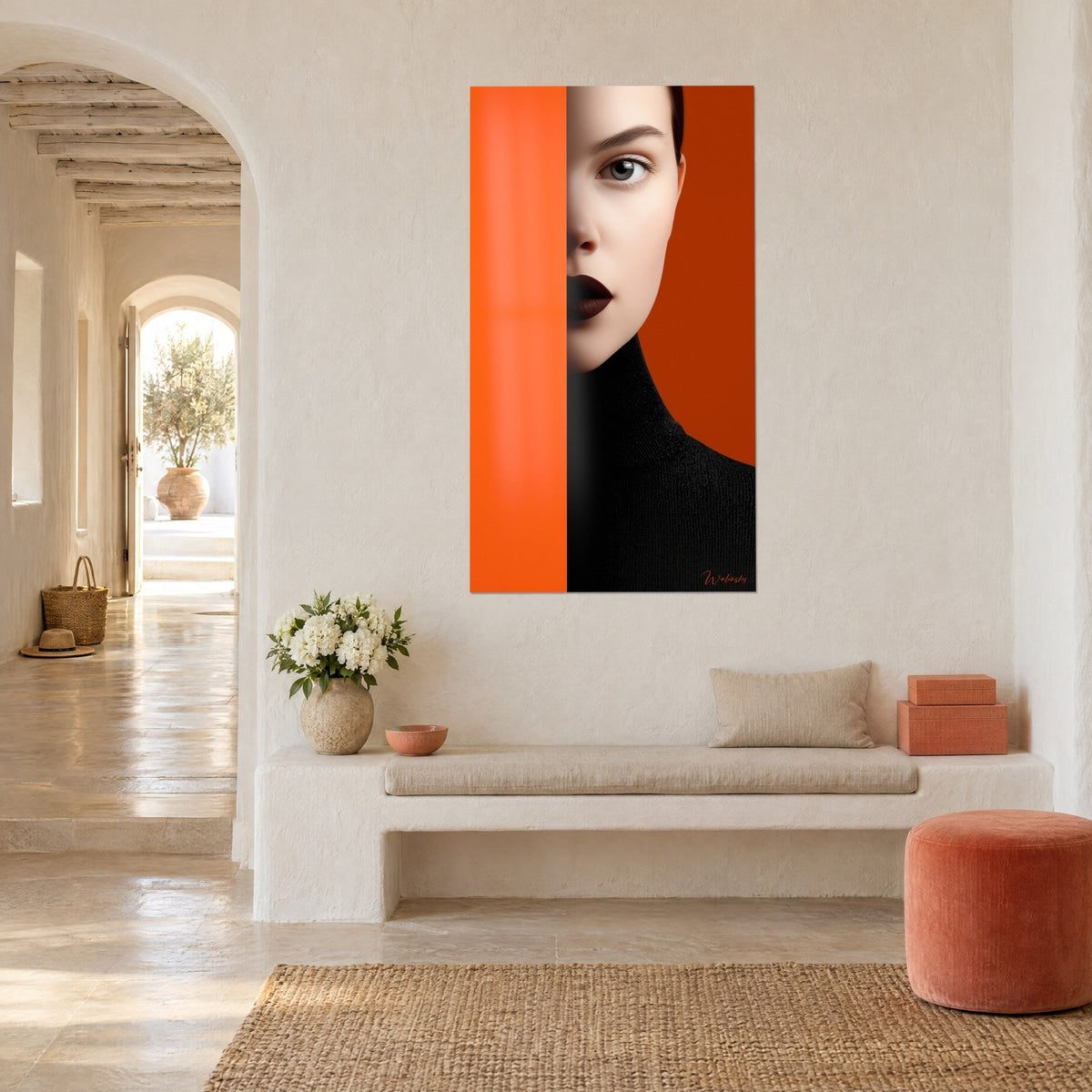 Gemälde hängender grauer Blick, halbes blasses Gesicht, gebrannter orangefarbener Hintergrund und schwarzer Pullover, in einem weißen gewölbten Flur