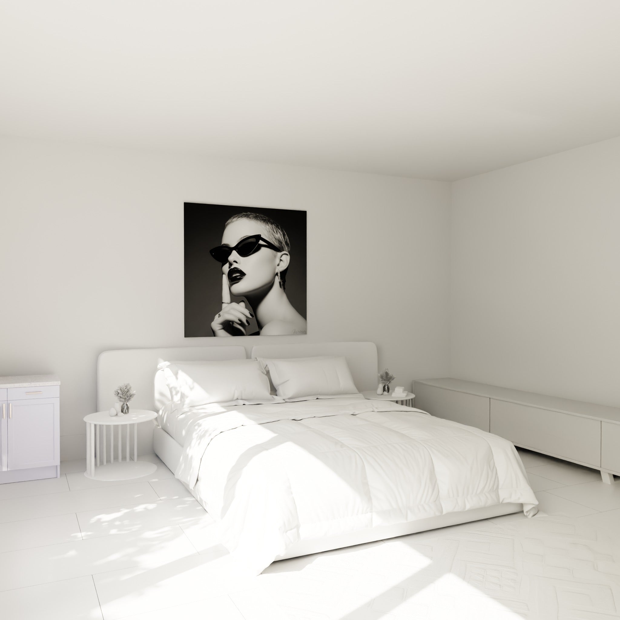 Visage aux lunettes noires et lèvres sombres accroché au-dessus d'un lit dans une chambre claire
