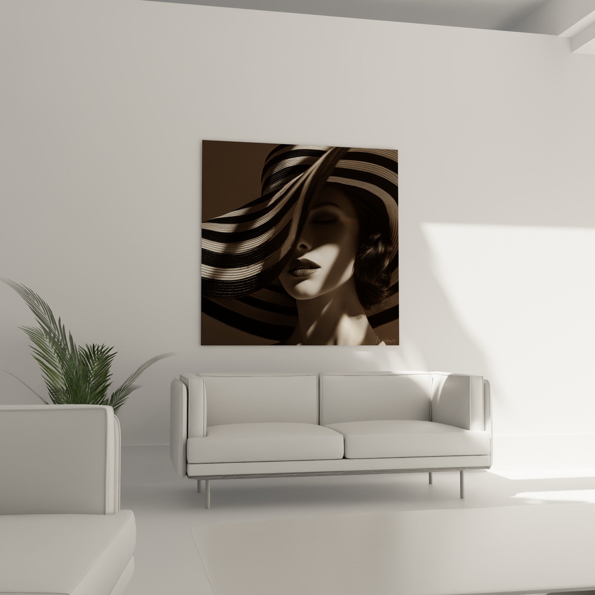 Femme au chapeau strié noir et ivoire, lèvres sépia éclairées, au-dessus d'un canapé dans un salon lumineux