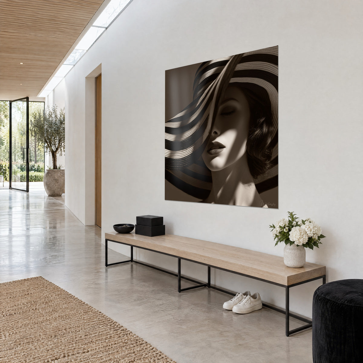 Cuadro elegante con sombrero de ala ancha de rayas marrón oscuro y marfil, rostro en semisombra, visto en perspectiva en un pasillo claro con banco de madera