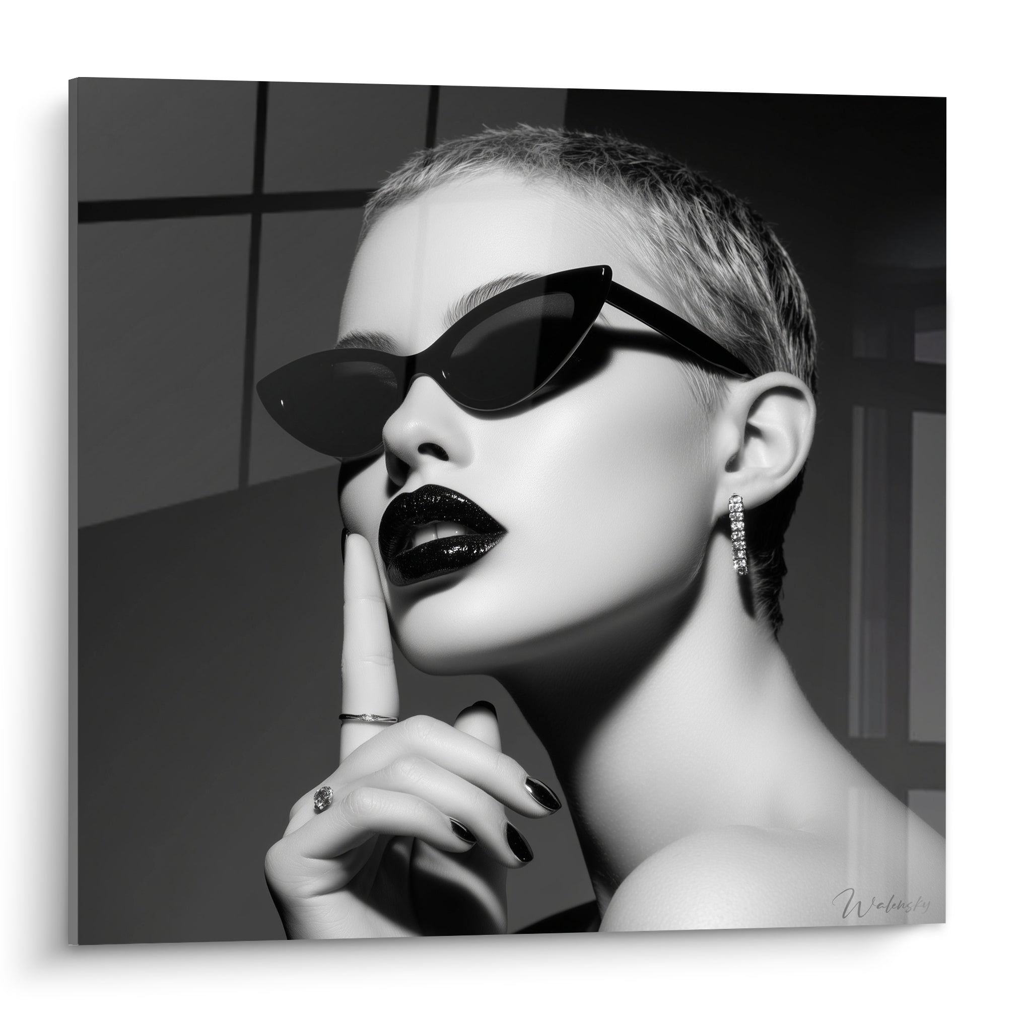 Portrait visage noir et blanc, lunettes anthracite, lèvres noires brillantes, doigt posé sur la bouche